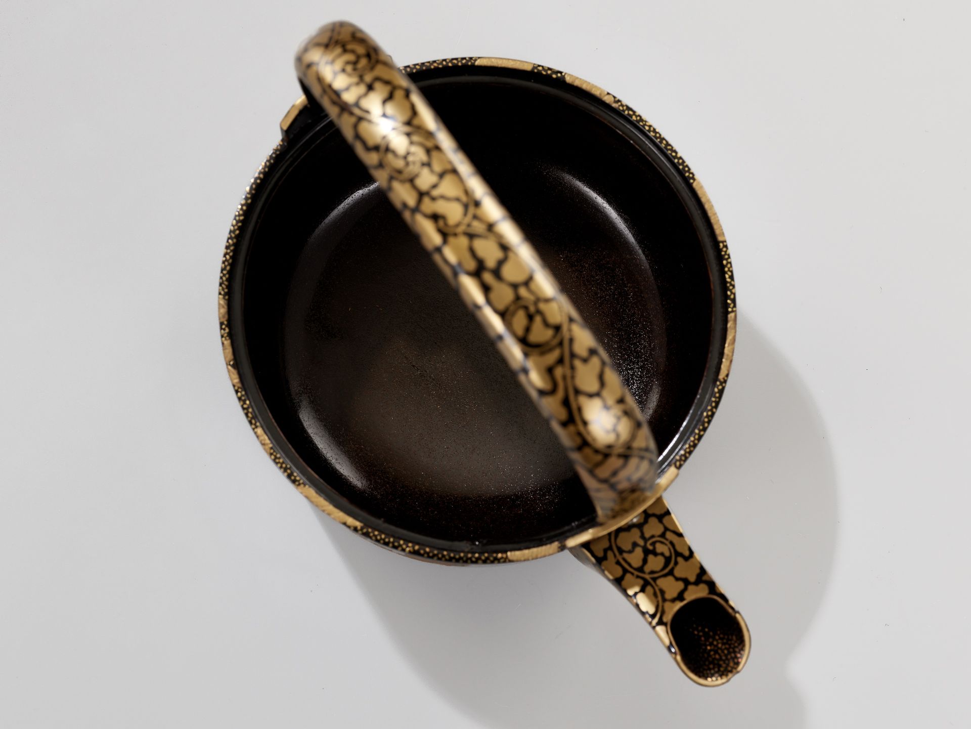 A PAIR OF BLACK AND GOLD LACQUER CHOSHI (SAKE EWERS) AND COVERS - Image 5 of 11