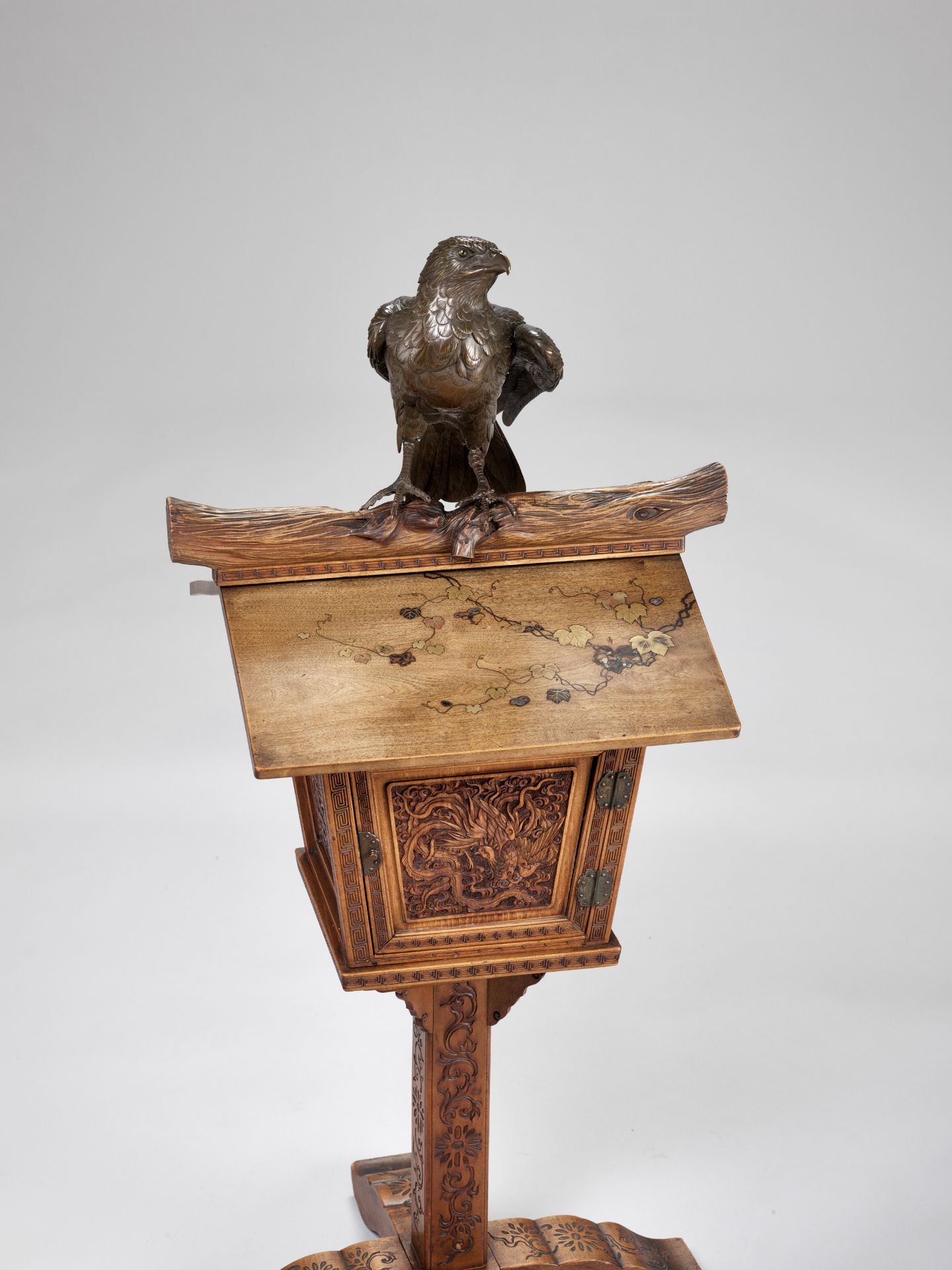 AN UNUSUAL BRONZE AND WOOD GROUP DEPICTING A HAWK ON A BIRDHOUSE - Image 3 of 10