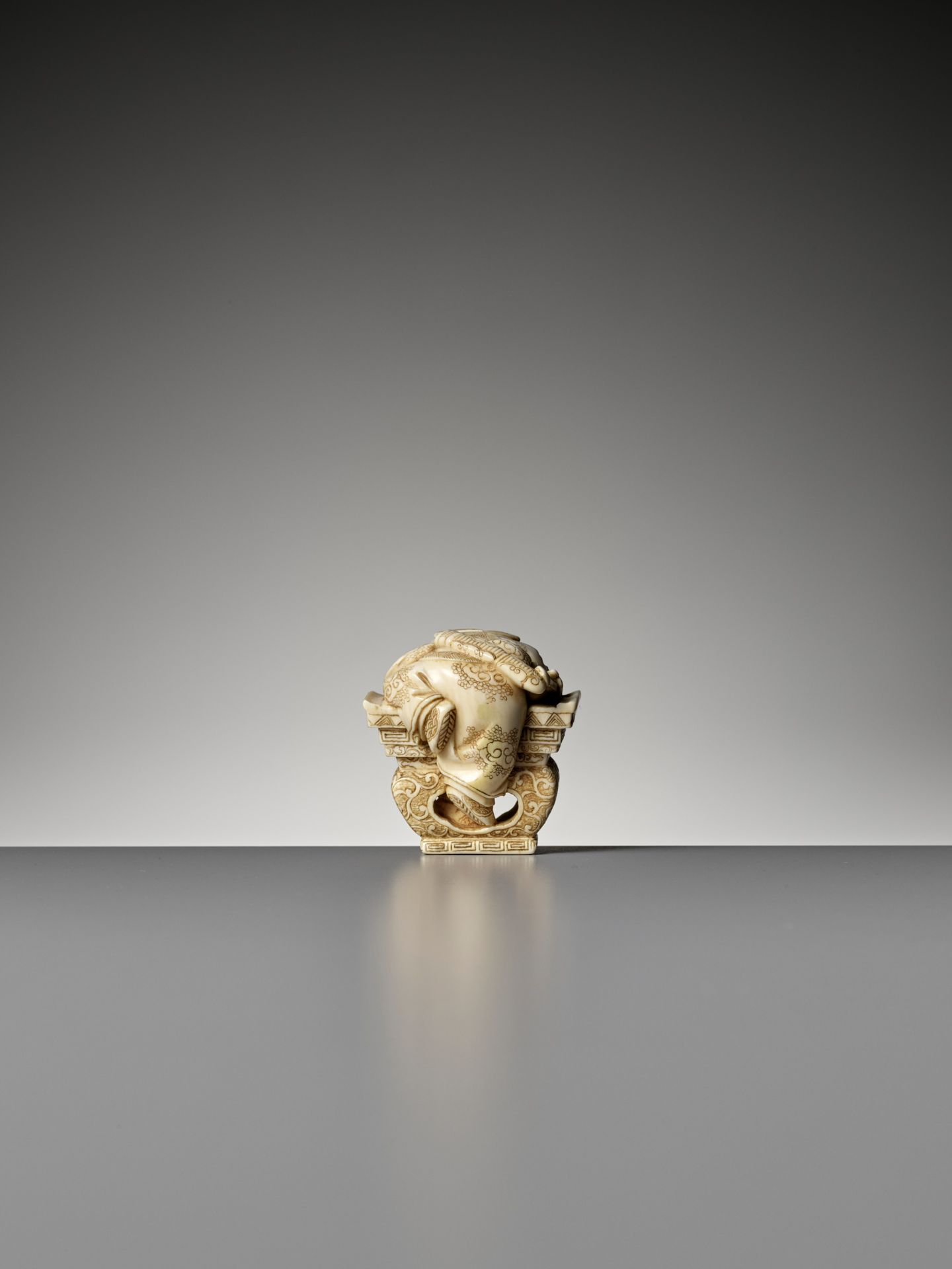 KOGYOKU: AN IVORY NETSUKE OF SHOKI AND ONI - Bild 2 aus 11