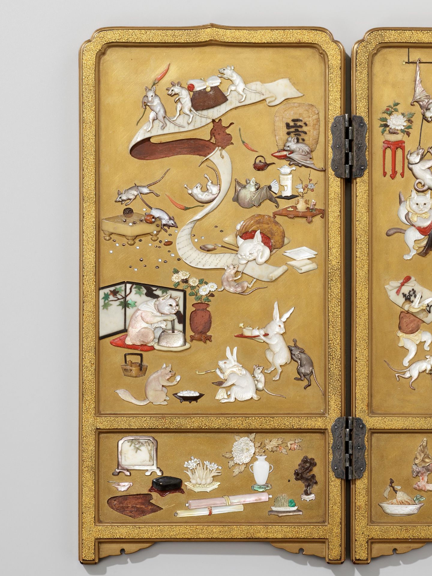A RARE AND SUPERB SHIBAYAMA-STYLE INLAID GOLD LACQUER TABLE SCREEN WITH KYOSAI'S ANIMAL CIRCUS - Bild 7 aus 11