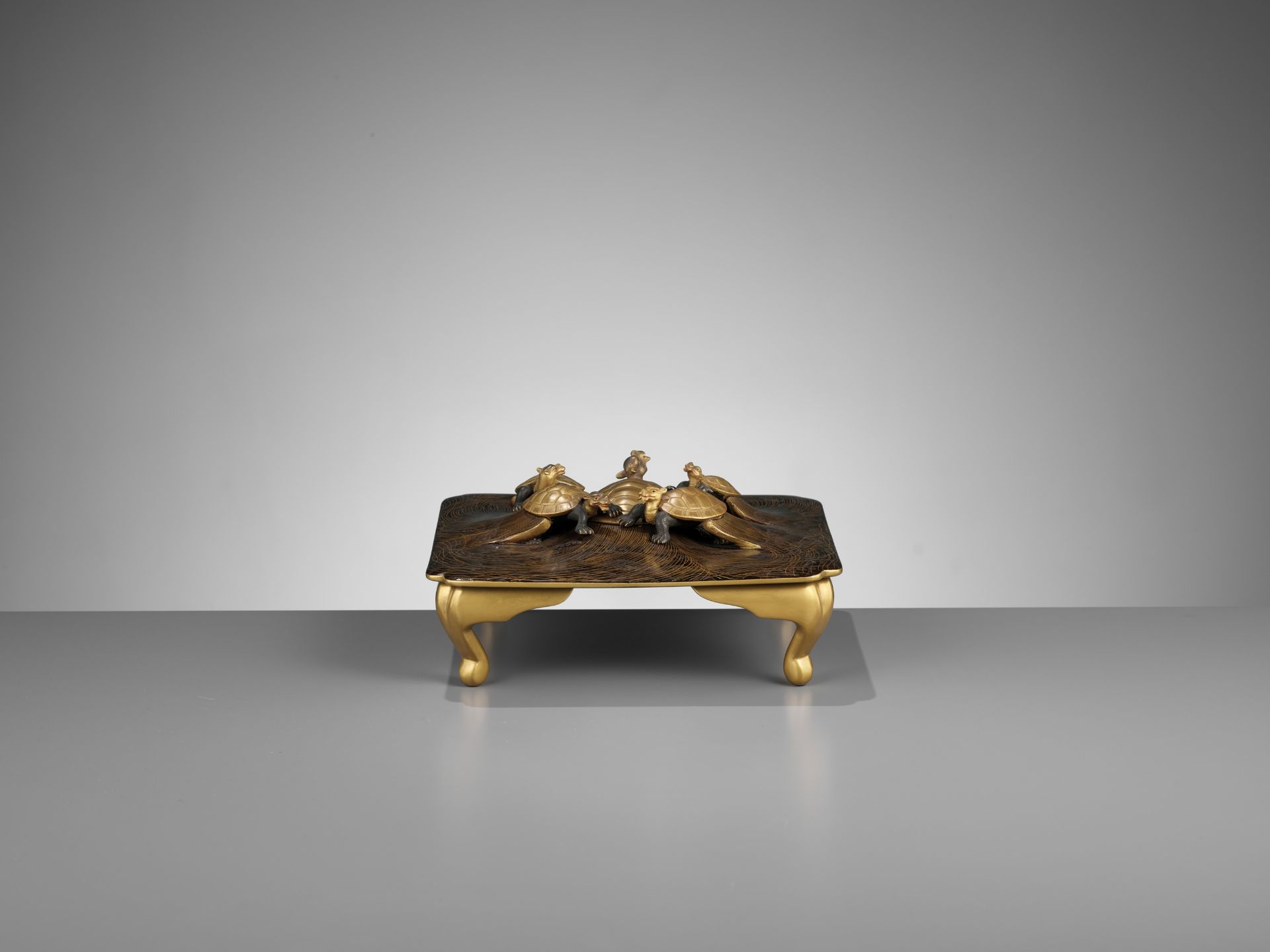 A VERY RARE GOLD LACQUER TABLE-FORM ORNAMENT DEPICTING MINOGAME - Image 12 of 14