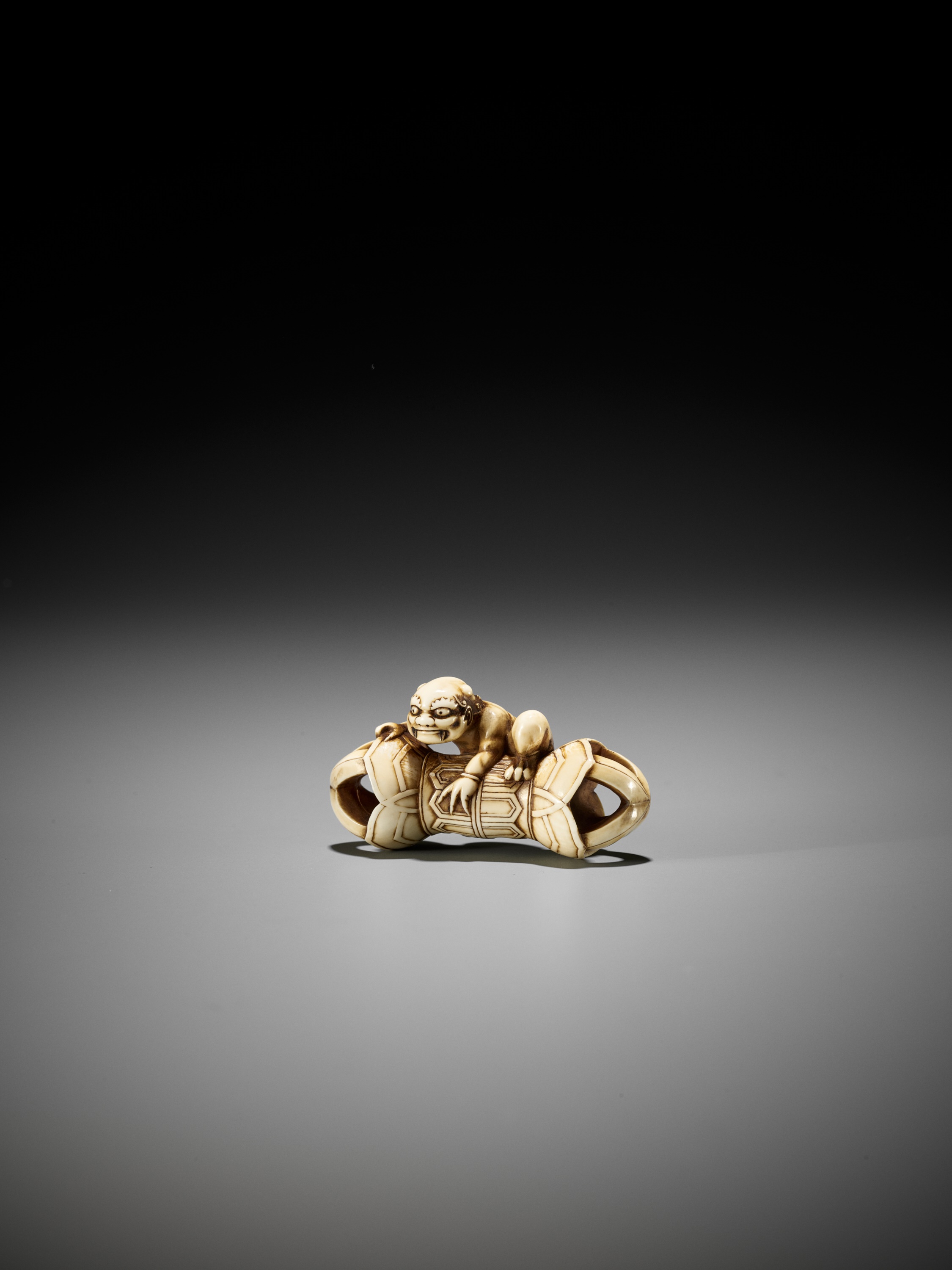 A RARE IVORY NETSUKE OF AN ONI ON A KONGO (VAJRA) - Image 6 of 12