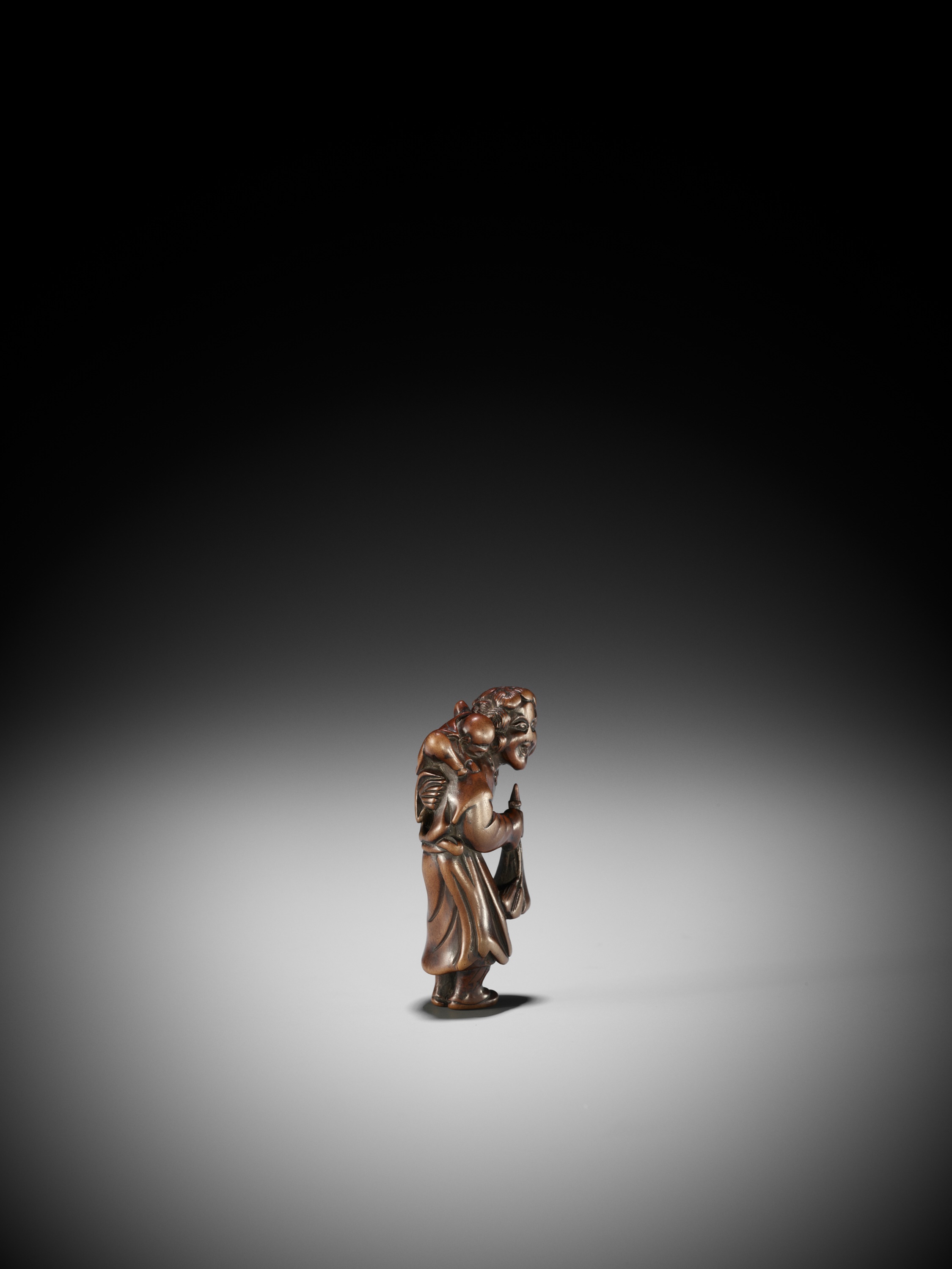 A GOOD WOOD NETSUKE OF A DUTCHMAN WITH CHILD - Image 10 of 12