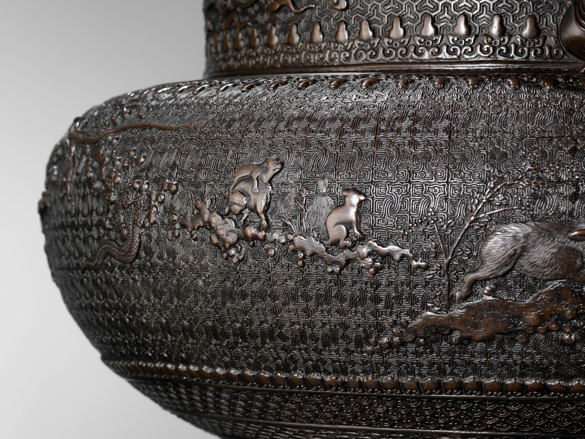 SHOKAKEN: A LARGE AND EXCEPTIONAL BRONZE KORO (INCENSE BURNER) AND COVER WITH THE JUNISHI - Image 15 of 30