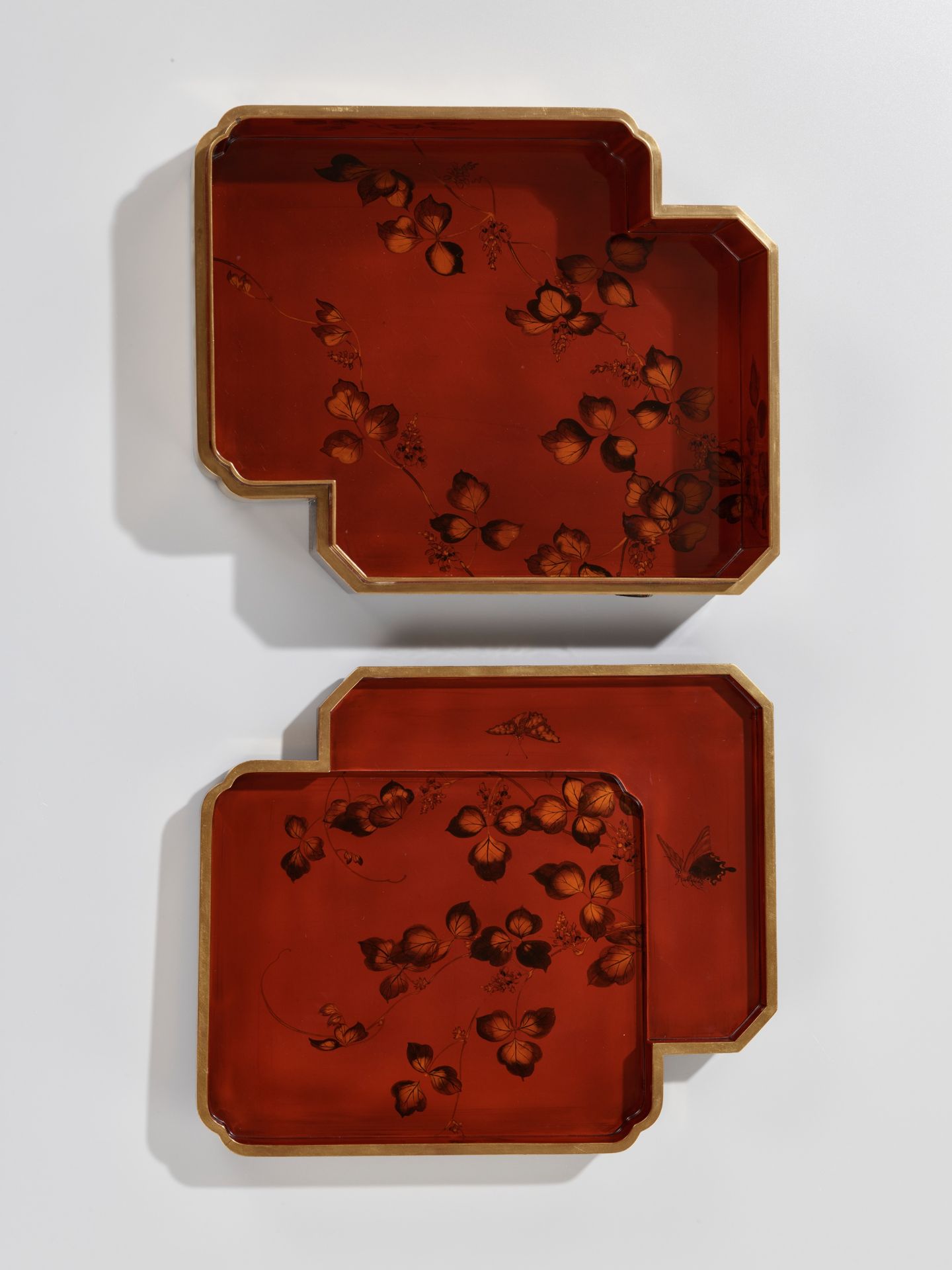 AN INLAID LACQUER BOX AND COVER WITH THE THIRD PRINCESS AND HER CAT FROM THE TALE OF GENJI - Image 4 of 13