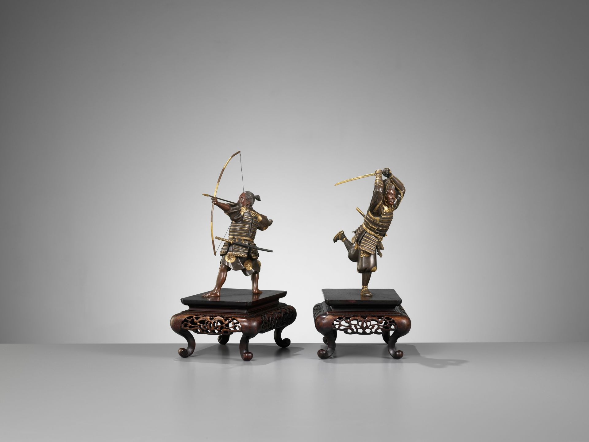 A PAIR OF PARCEL-GILT BRONZE FIGURES DEPICTING SAMURAI WARRIORS - Bild 13 aus 17