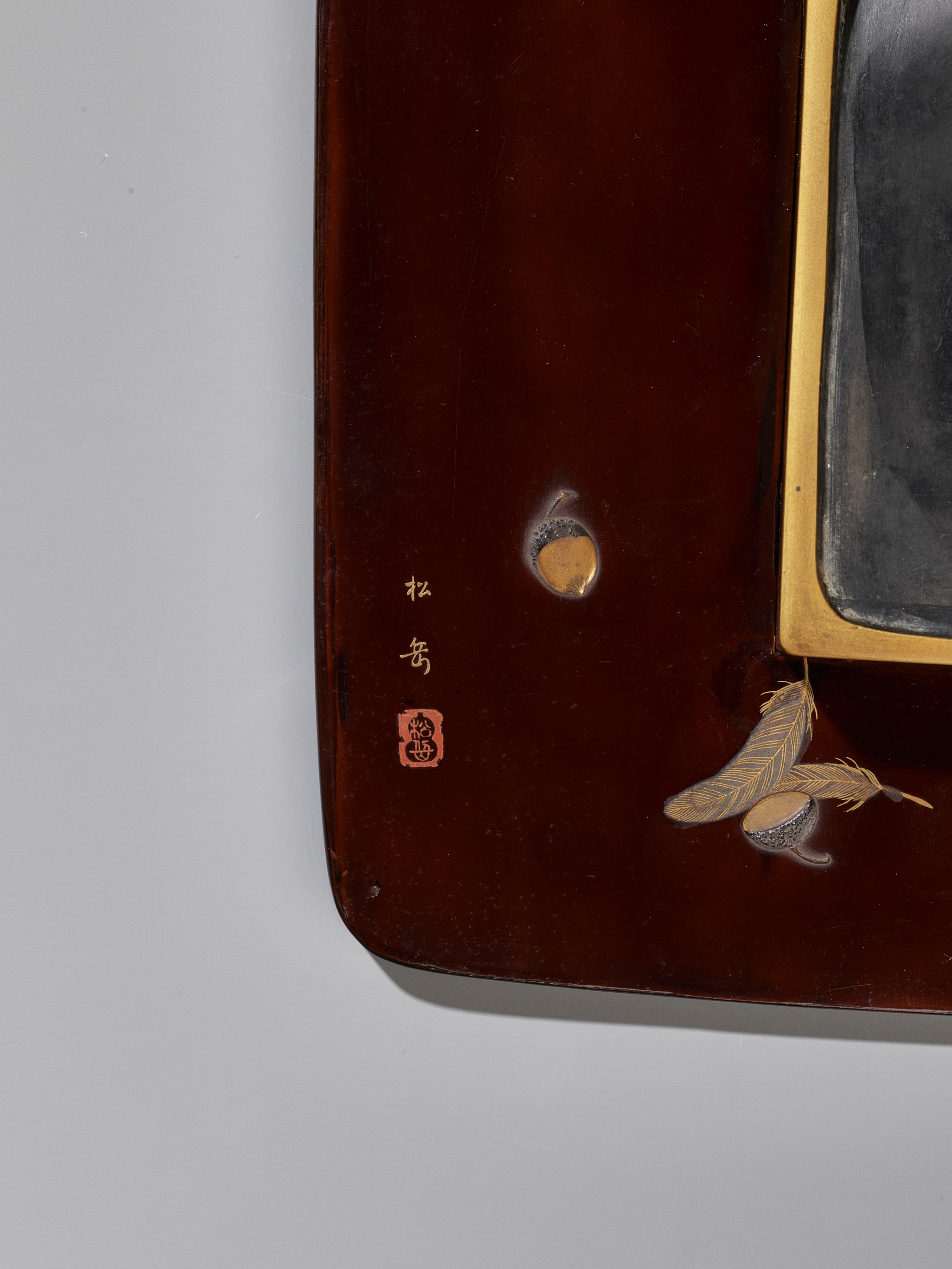 SHOGAKU: A SUPERB LACQUER SUZURIBAKO DEPICTING AN AUTUMNAL SCENE WITH FALCON AND SPARROWS - Image 12 of 14