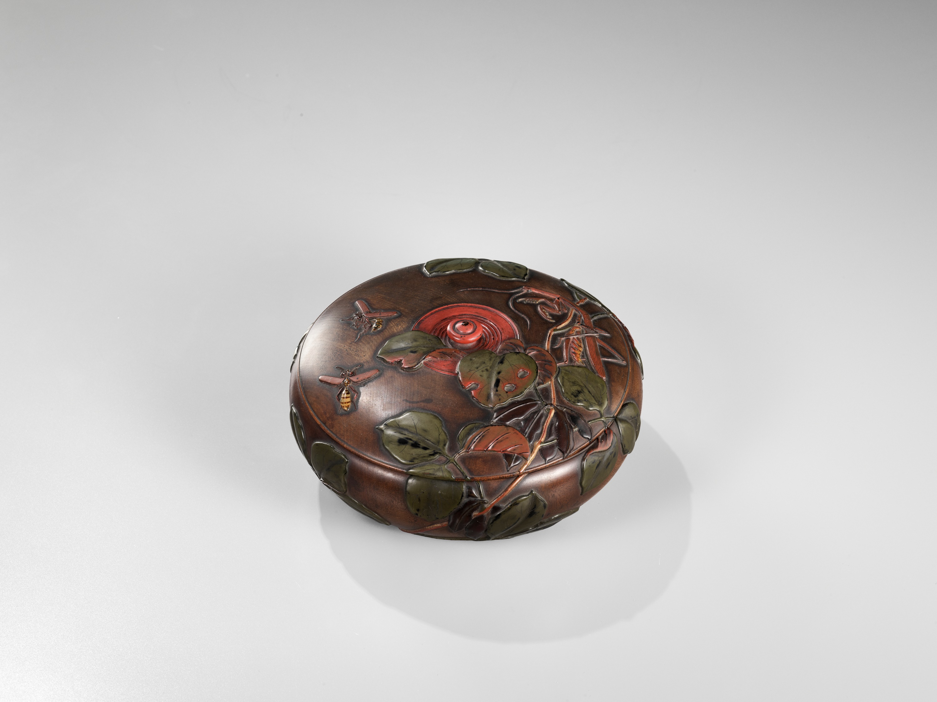 IKKOKUSAI: A SUPERB TAKAMORIE LACQUERED CIRCULAR WOOD BOX AND COVER WITH INSECTS AND LEAVES - Image 10 of 12