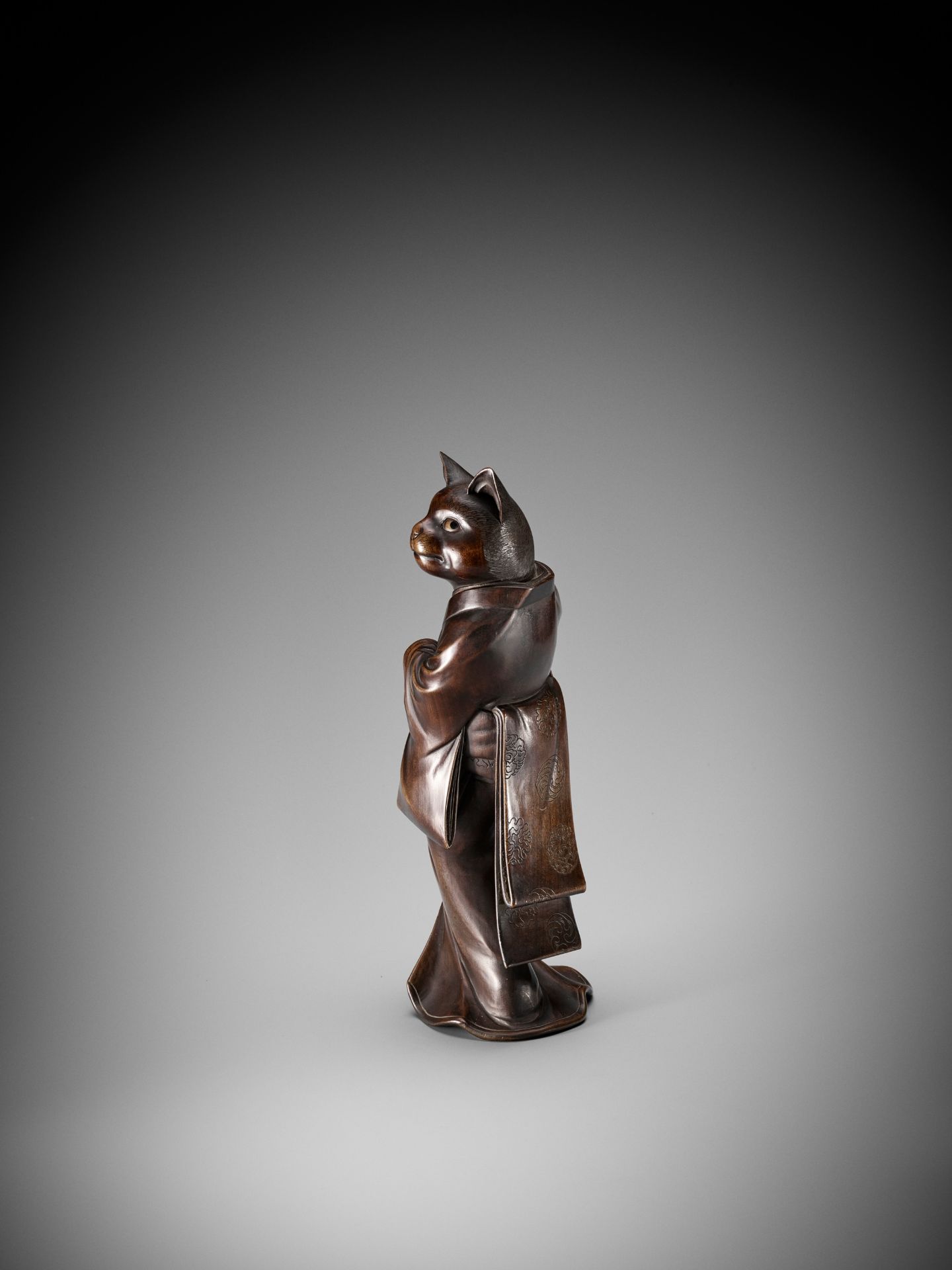 SHOKO SUGONOYA: A RARE AND FINE WOOD OKIMONO OF A CAT GEISHA - Image 9 of 16