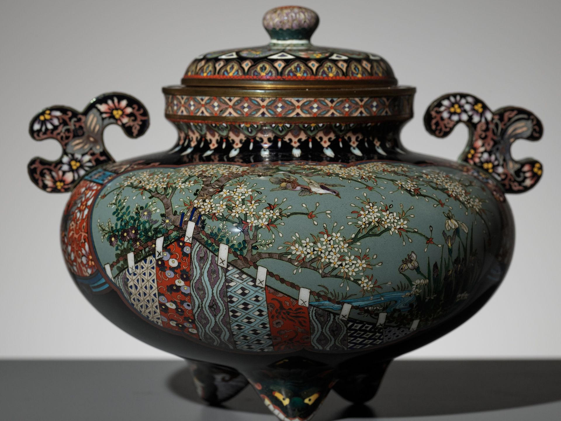 A FINE CLOISONNÃ‰ KORO (INCENSE BURNER) AND COVER, STYLE OF HAYASHI KODENJI - Image 6 of 11