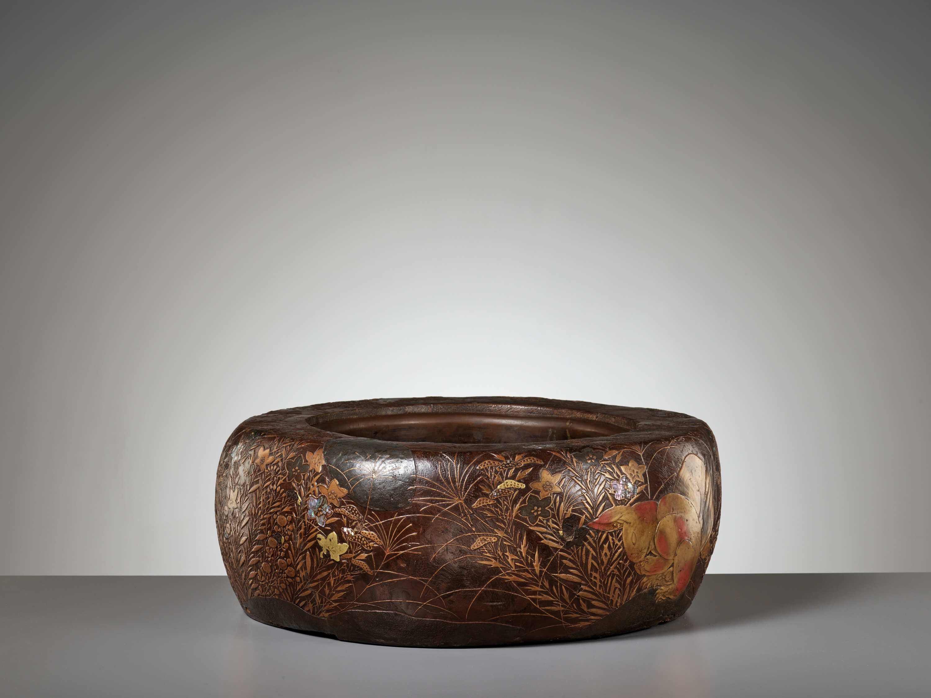 A LARGE RIMPA STYLE LACQUERED AND INLAID PAULOWNIA WOOD HIBACHI (BRAZIER) WITH LUNAR HARES - Image 6 of 14