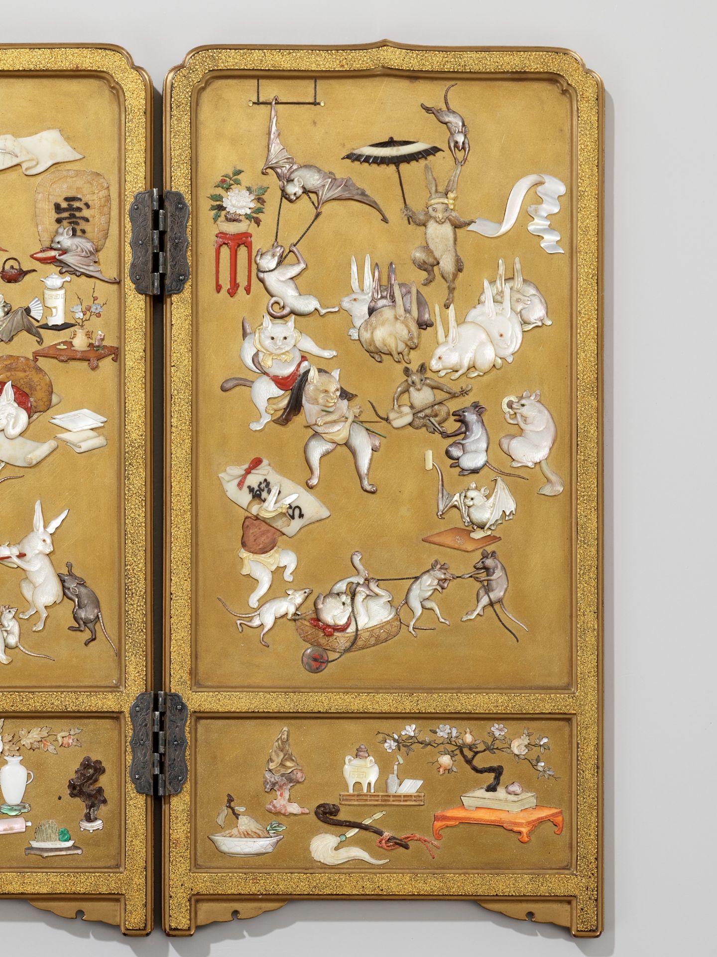 A RARE AND SUPERB SHIBAYAMA-STYLE INLAID GOLD LACQUER TABLE SCREEN WITH KYOSAI'S ANIMAL CIRCUS - Bild 8 aus 11