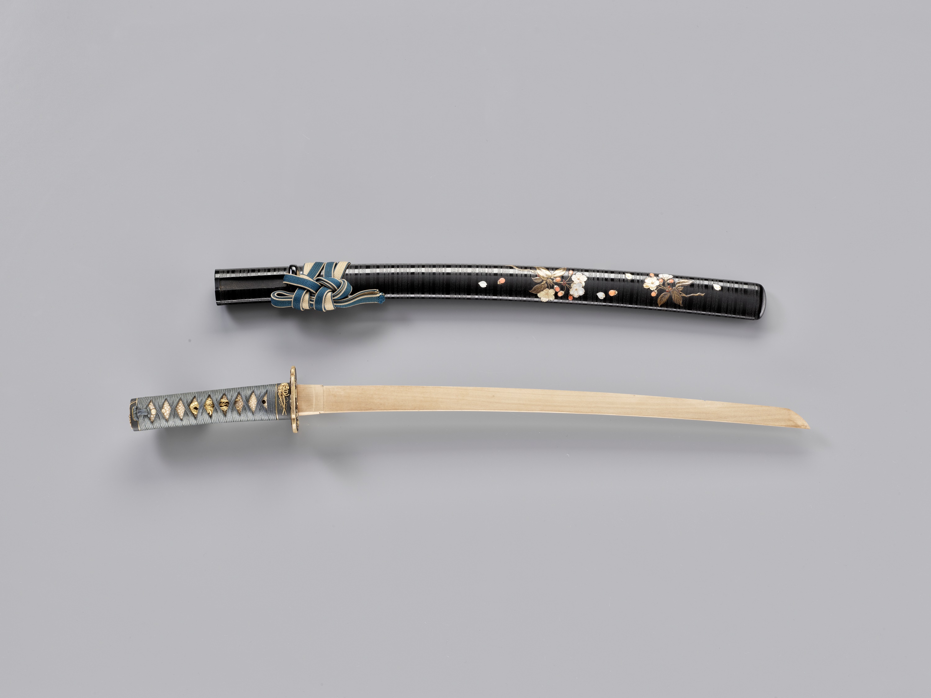 A SUPERB INLAID LACQUER WAKIZASHI KOSHIRAE WITH CHERRY BLOSSOMS - Image 8 of 9