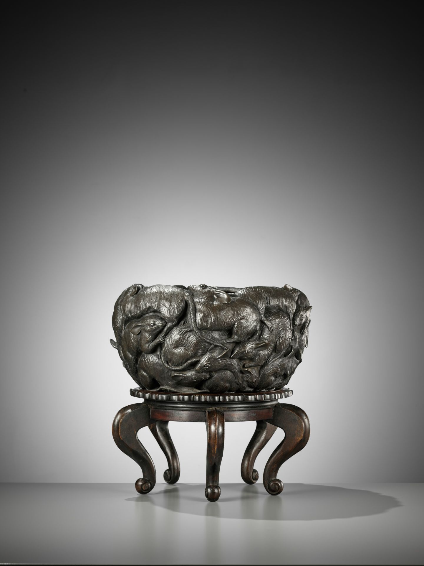 YOSHITANI: A MASSIVE AND HIGHLY UNUSUAL BRONZE JARDINIÃˆRE DEPICTING A NEST OF RATS - Image 6 of 12