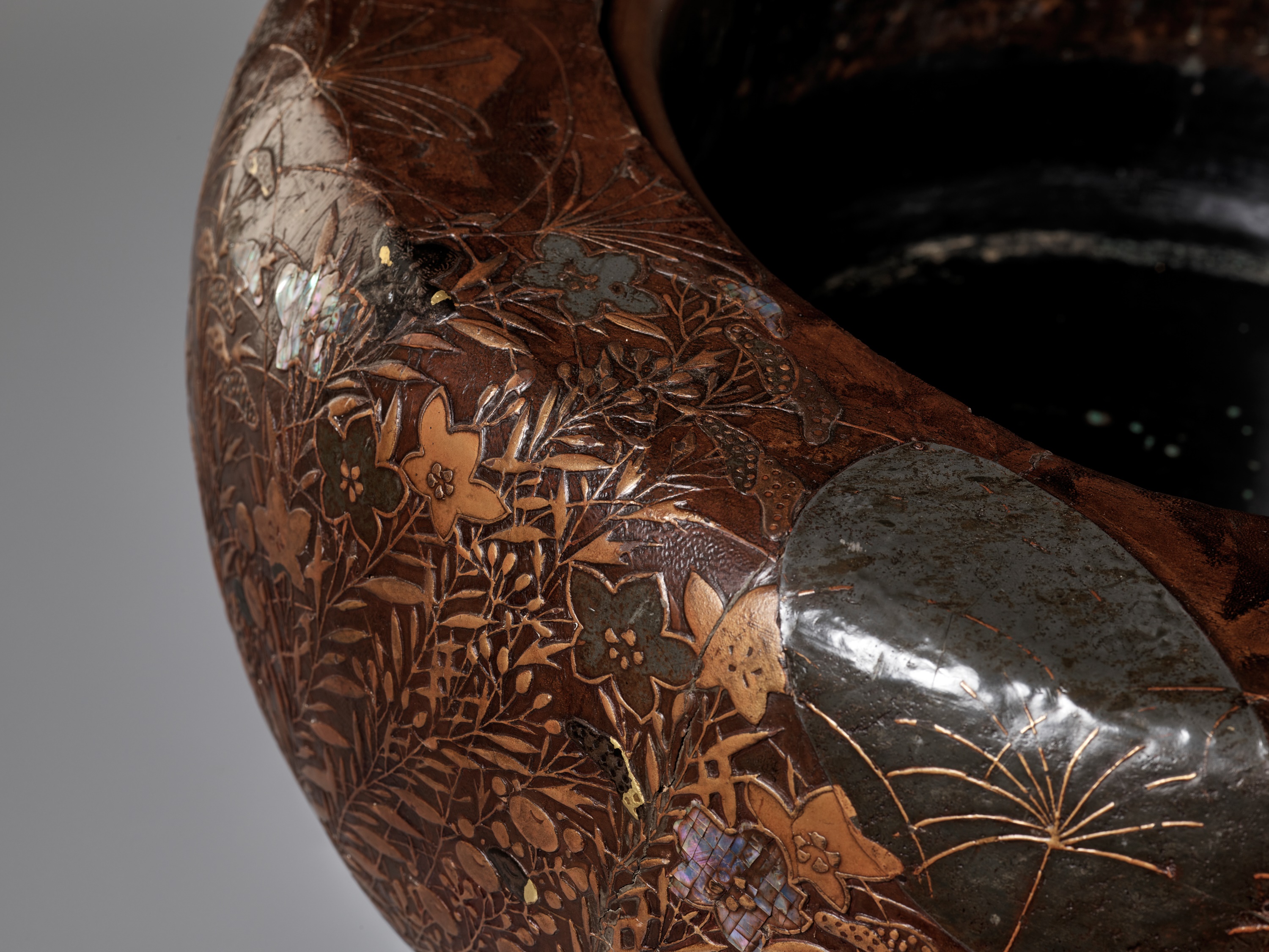 A LARGE RIMPA STYLE LACQUERED AND INLAID PAULOWNIA WOOD HIBACHI (BRAZIER) WITH LUNAR HARES - Image 4 of 14