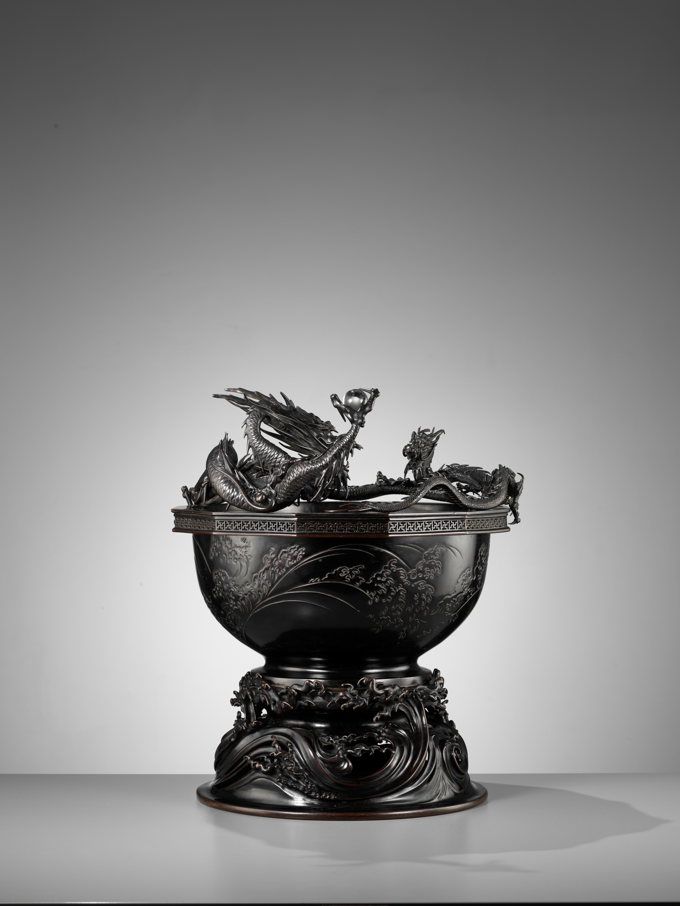 HIDEMITSU: A LARGE AND IMPRESSIVE BRONZE BOWL WITH TWO DRAGONS - Image 11 of 16