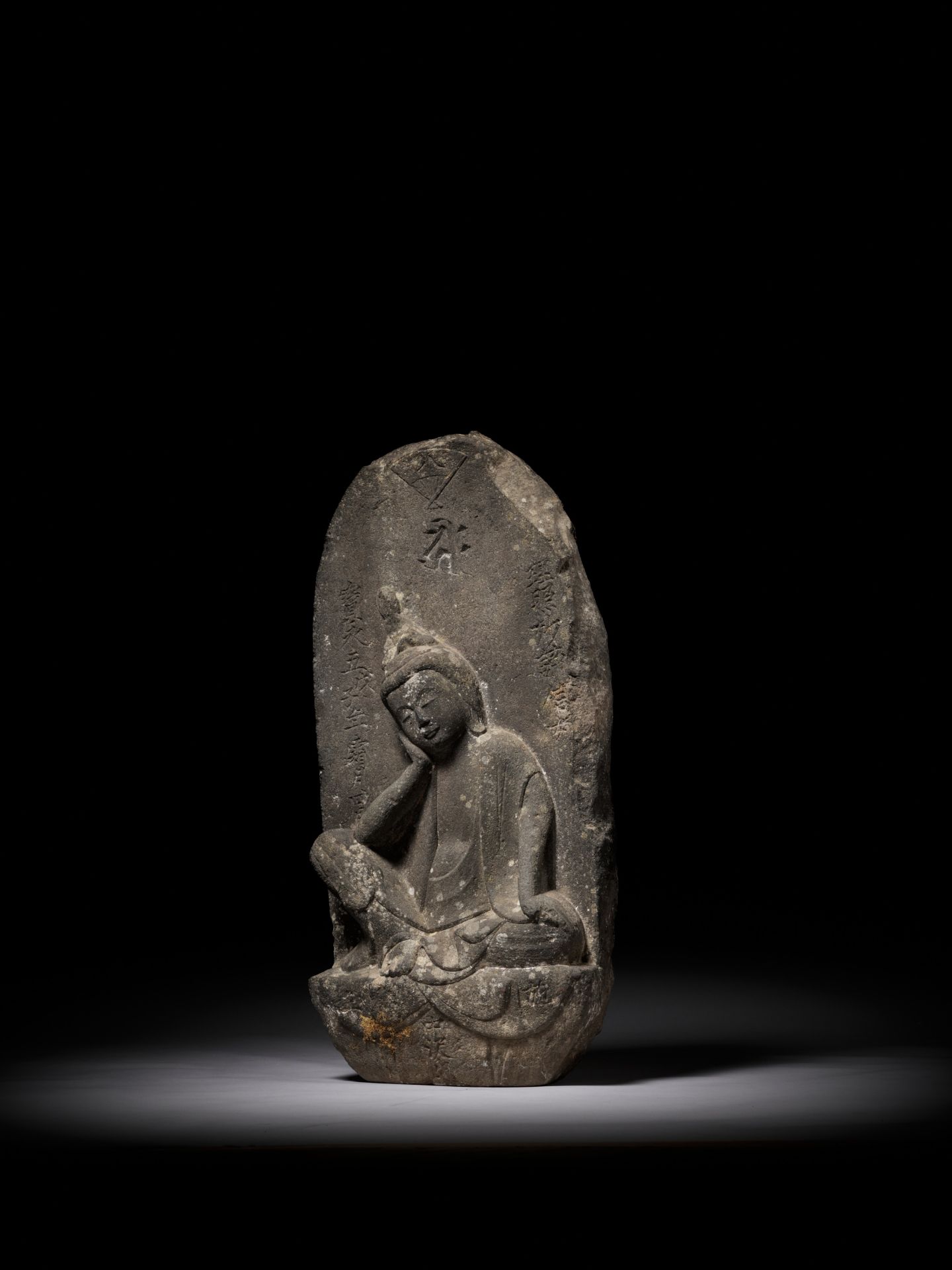 A RARE STONE STELE OF NYOIRIN KANNON, DATED 1708 BY INSCRIPTION - Image 3 of 16