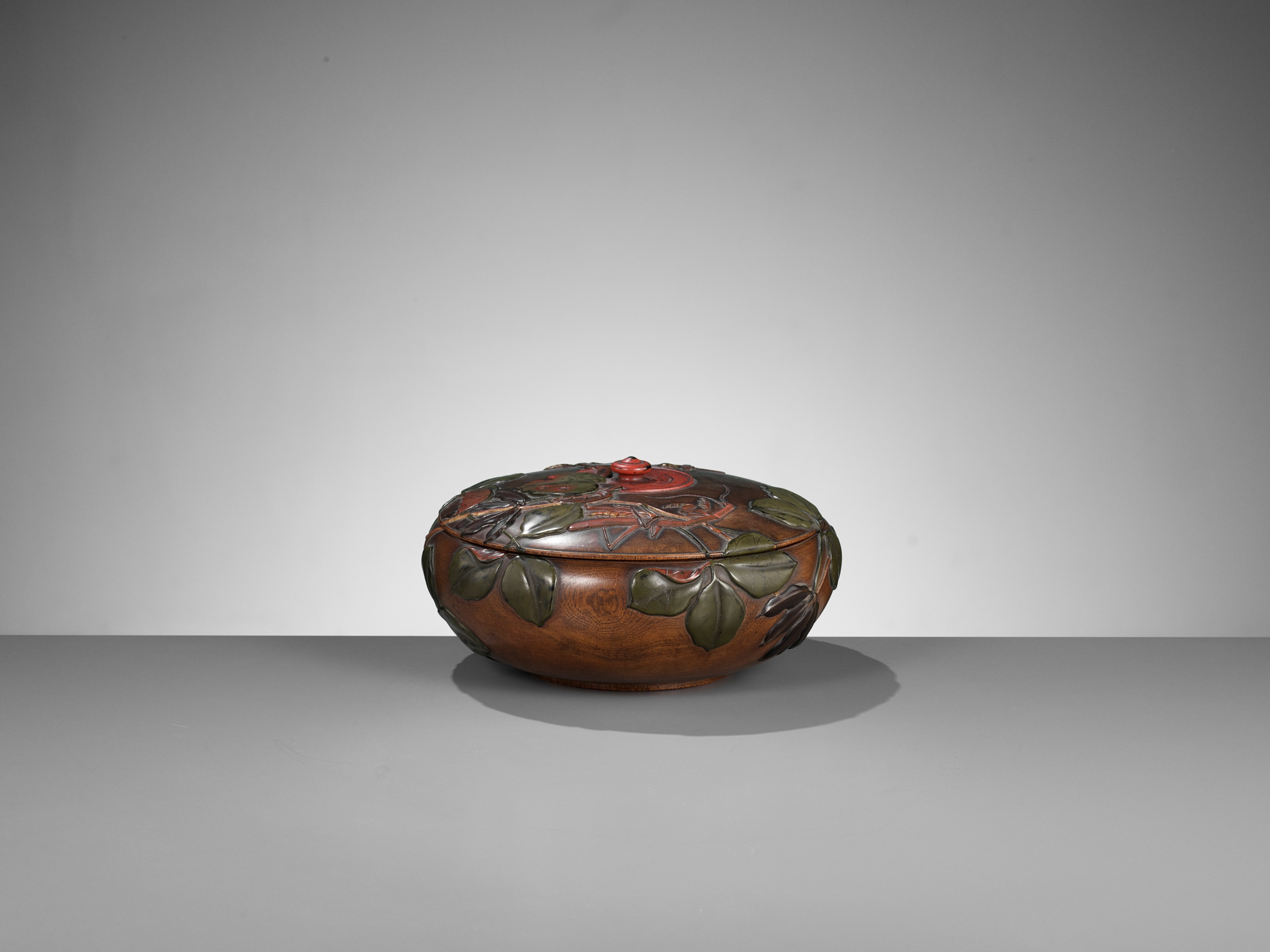 IKKOKUSAI: A SUPERB TAKAMORIE LACQUERED CIRCULAR WOOD BOX AND COVER WITH INSECTS AND LEAVES - Image 6 of 12
