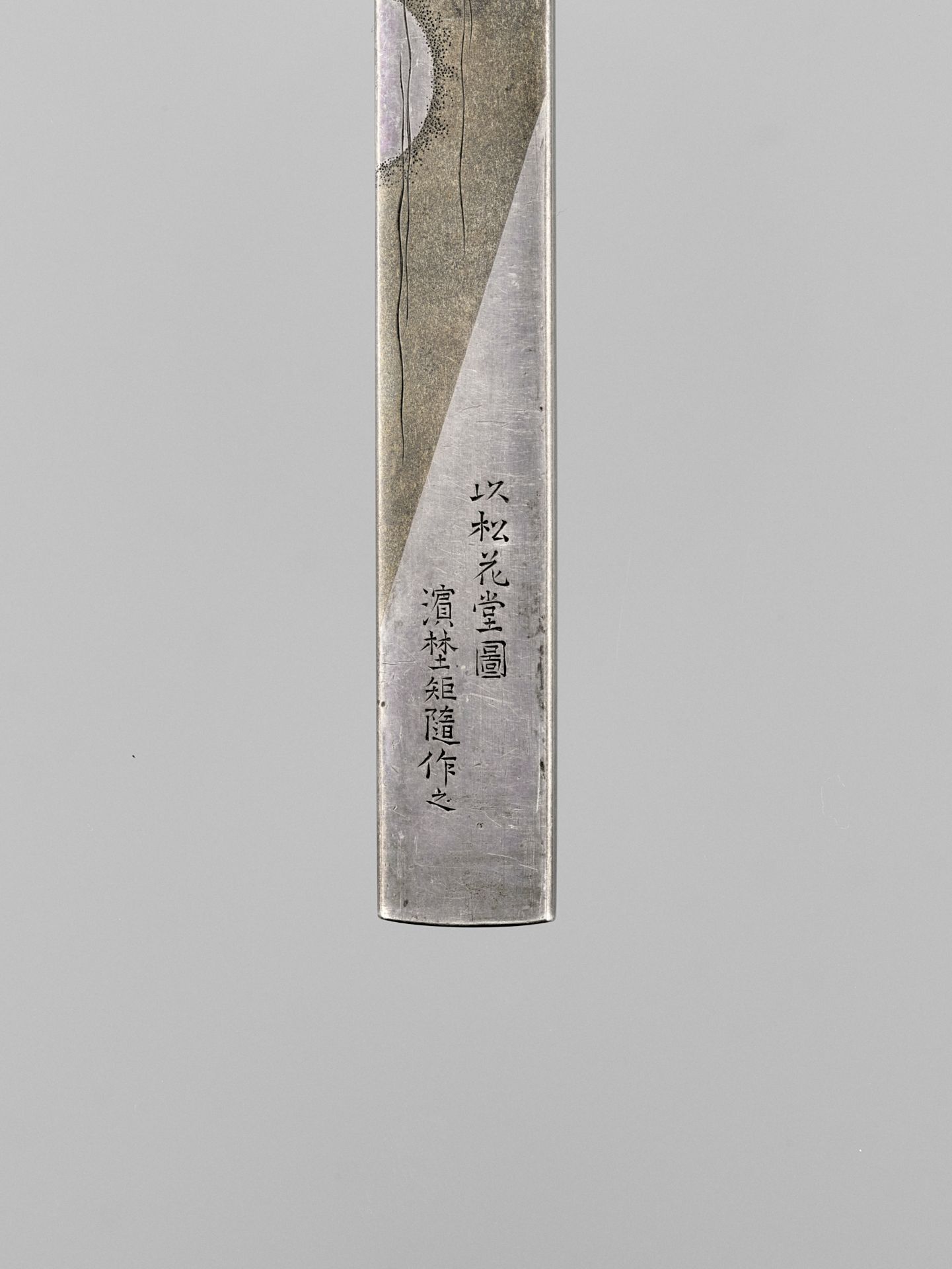 HAMANO NORIYUKI: A FINE HAMANO SCHOOL SHIBUICHI, SILVER AND ENAMELED KOZUKA - Bild 4 aus 4