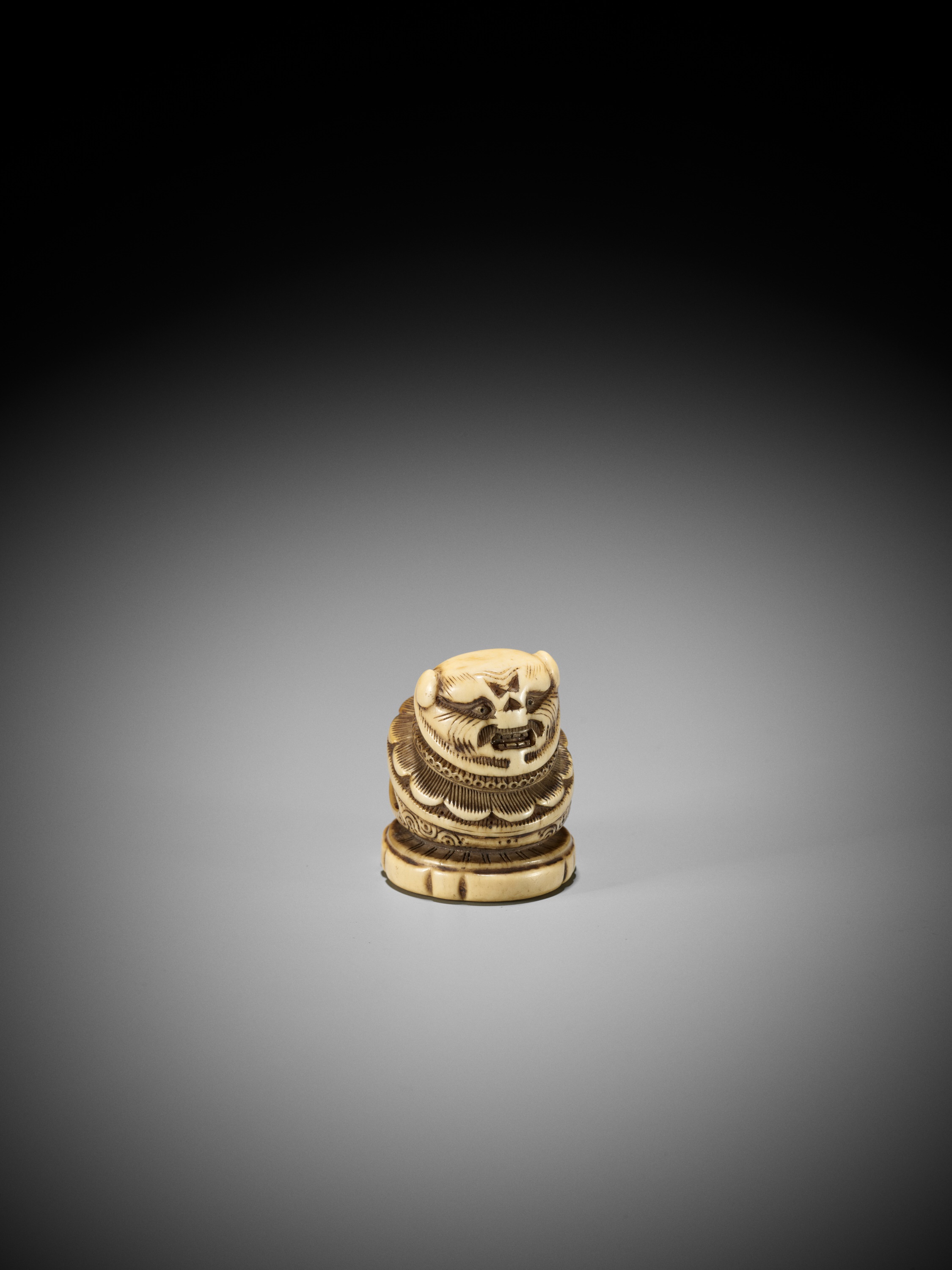 A RARE IVORY 'SILK SEAL' TYPE NETSUKE OF A FOREIGNER - Image 2 of 11