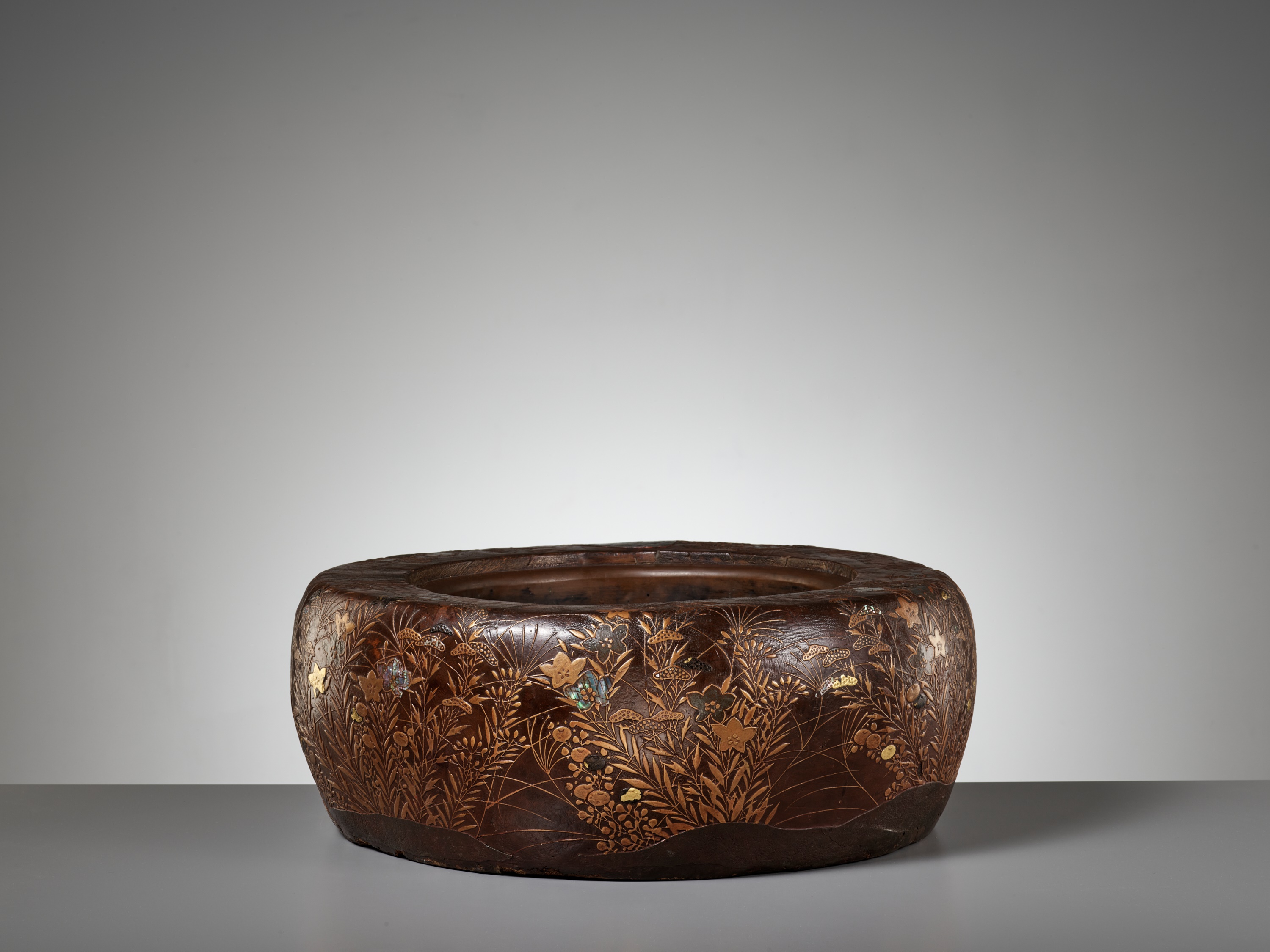 A LARGE RIMPA STYLE LACQUERED AND INLAID PAULOWNIA WOOD HIBACHI (BRAZIER) WITH LUNAR HARES - Image 7 of 14