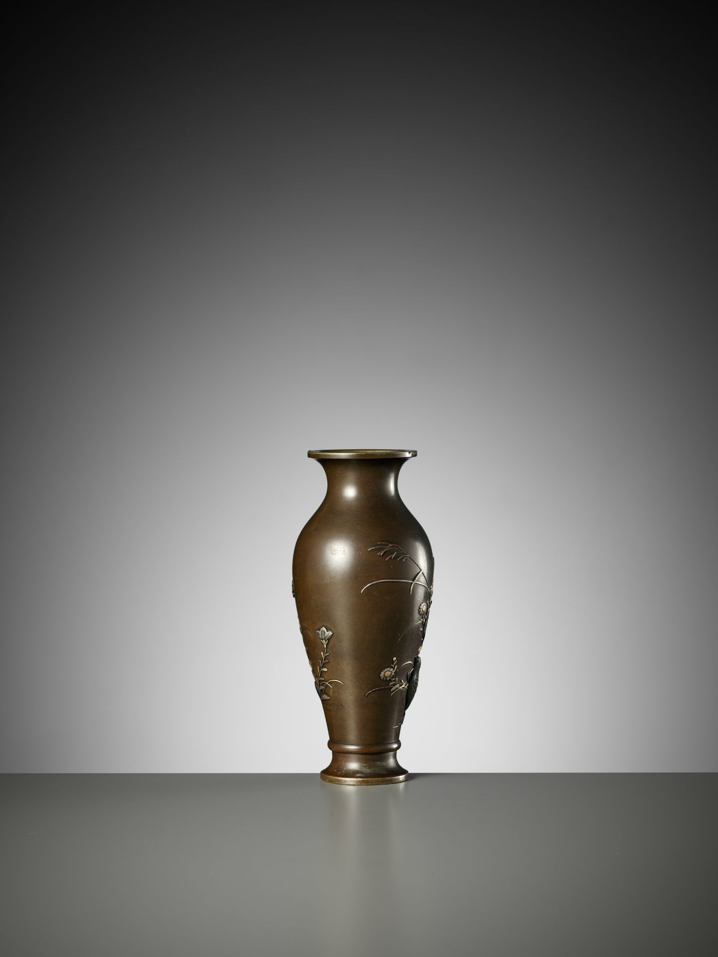 A FINE INLAID BRONZE VASE WITH QUAIL AND AUTUMN GRASSES - Bild 5 aus 7