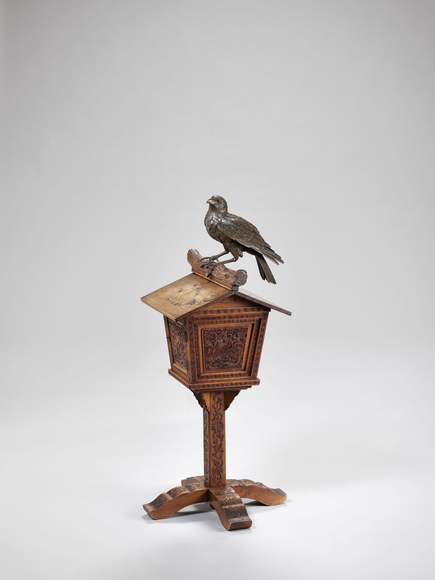 AN UNUSUAL BRONZE AND WOOD GROUP DEPICTING A HAWK ON A BIRDHOUSE - Image 2 of 10