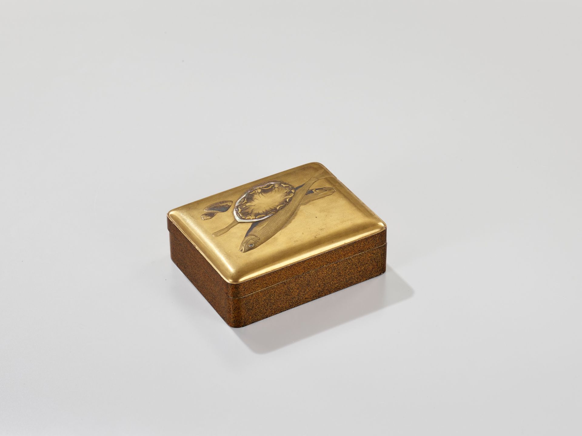 A GOLD LACQUER BOX AND COVER AND FOUR KOGO (INCENSE CONTAINERS) FOR THE INCENSE MATCHING GAME - Image 5 of 11