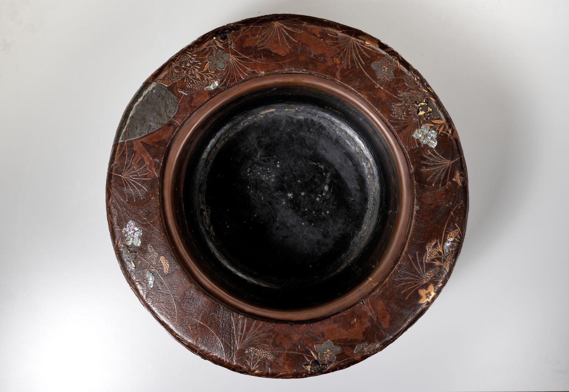 A LARGE RIMPA STYLE LACQUERED AND INLAID PAULOWNIA WOOD HIBACHI (BRAZIER) WITH LUNAR HARES - Image 11 of 14