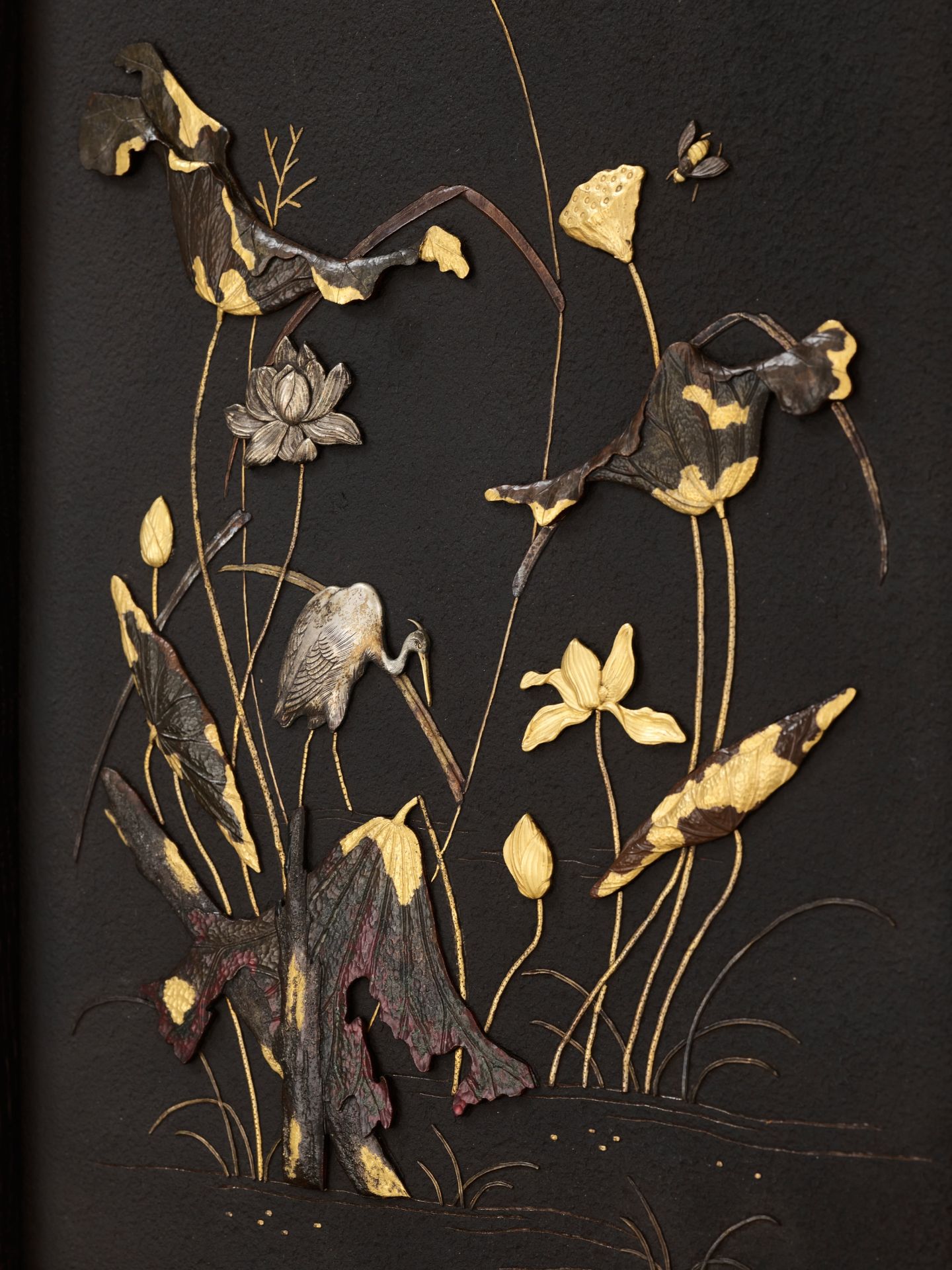 A FINE INLAID IRON PANEL DEPICTING EGRETS AND LOTUS - Bild 2 aus 5