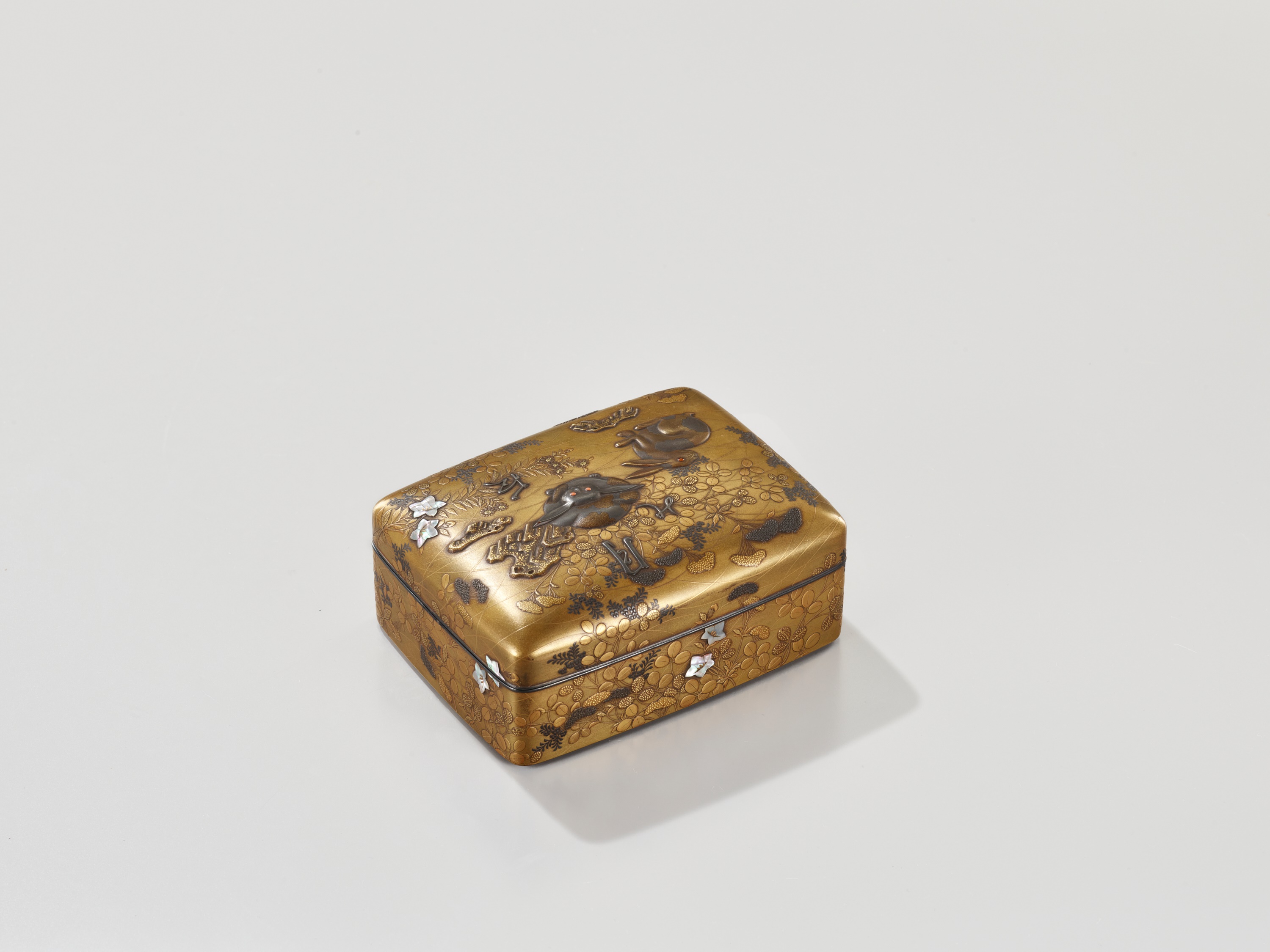 A VERY RARE AND SUPERB INLAID LACQUER BOX AND COVER DEPICTING LUNAR HARES - Image 5 of 11