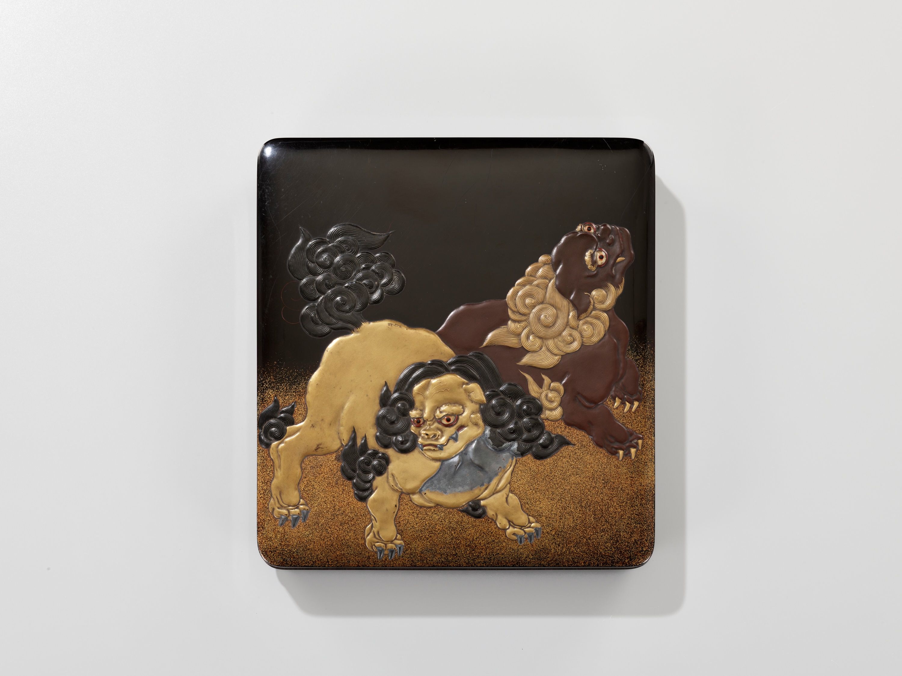 A LACQUER SUZURIBAKO DEPICTING SHISHI AND HOTEI - Image 6 of 11
