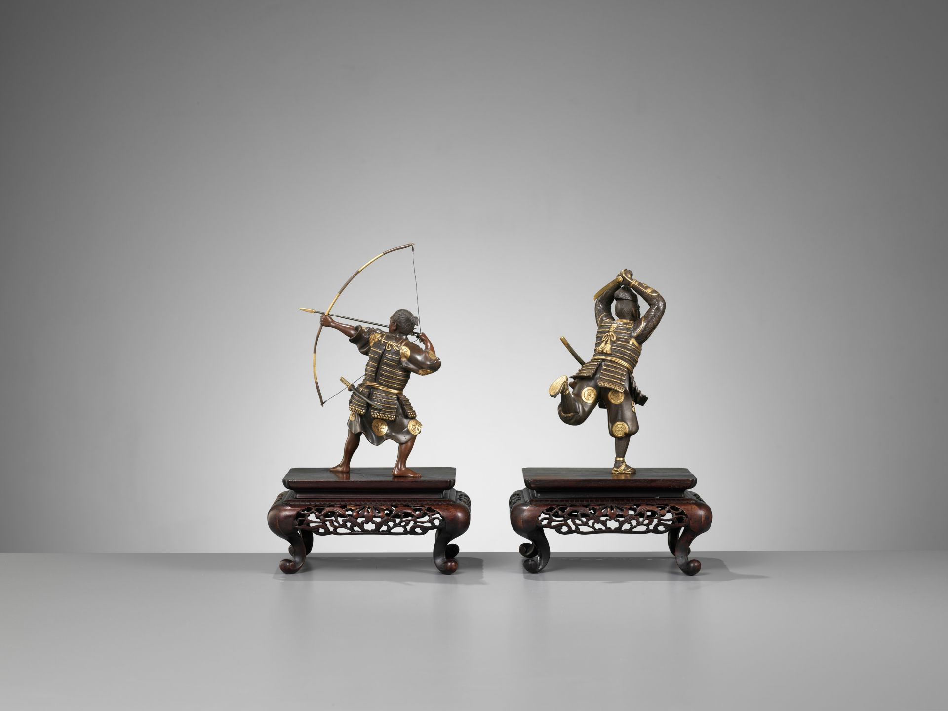 A PAIR OF PARCEL-GILT BRONZE FIGURES DEPICTING SAMURAI WARRIORS - Bild 15 aus 17