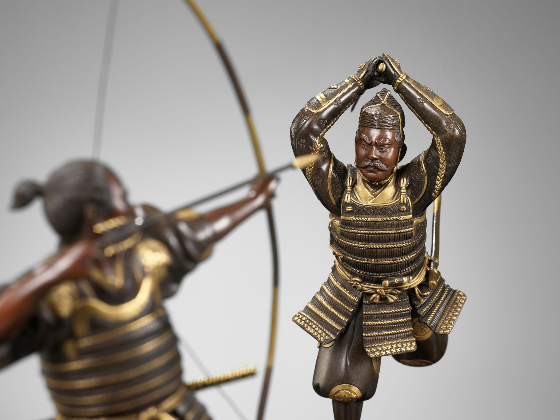 A PAIR OF PARCEL-GILT BRONZE FIGURES DEPICTING SAMURAI WARRIORS - Bild 10 aus 17