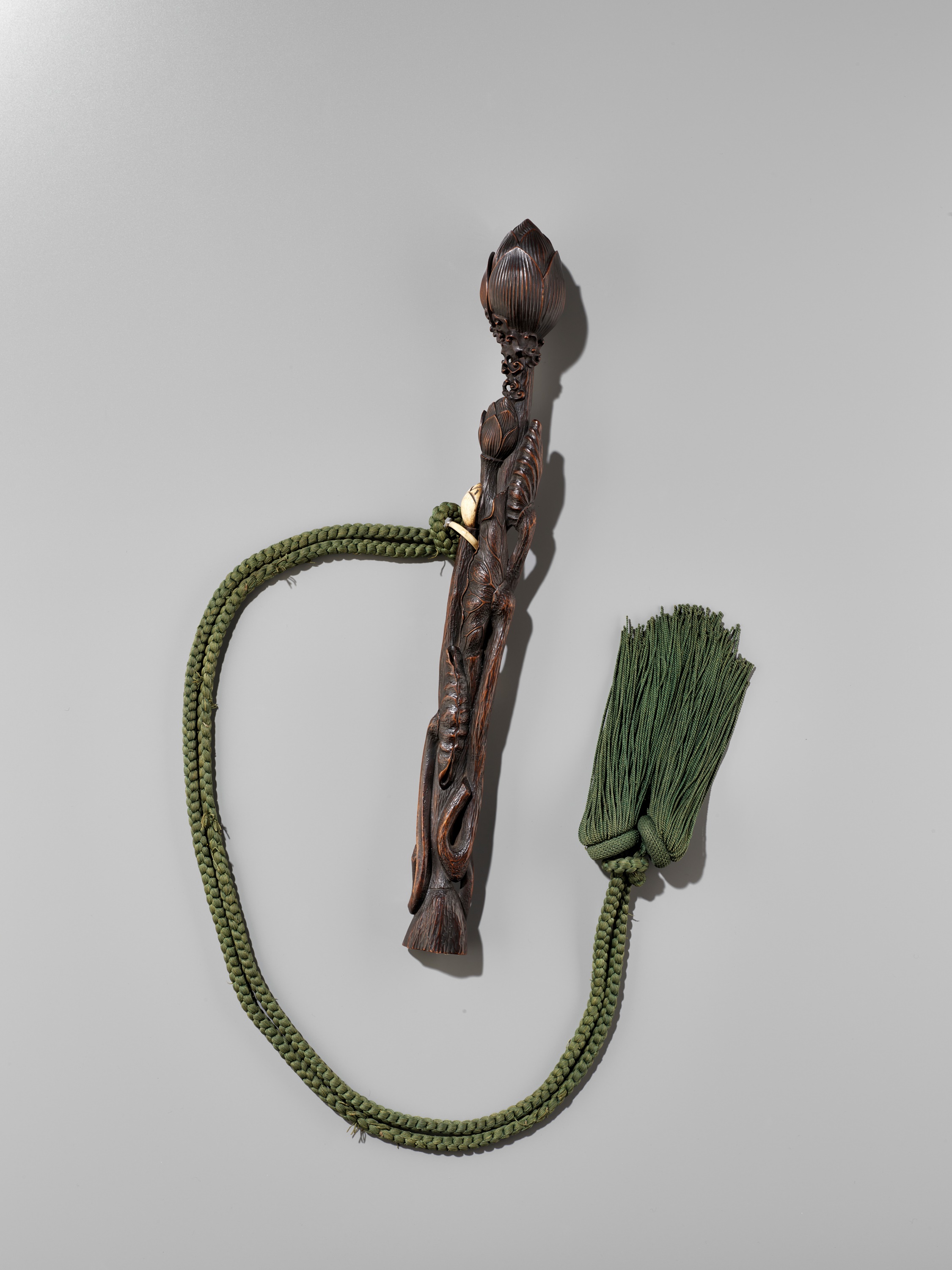 AN EXCEPTIONAL AND VERY RARE 'LOTUS' ZUSHI SCEPTER ENCLOSED WITH BUDDHA SHAKYAMUNI - Image 9 of 13