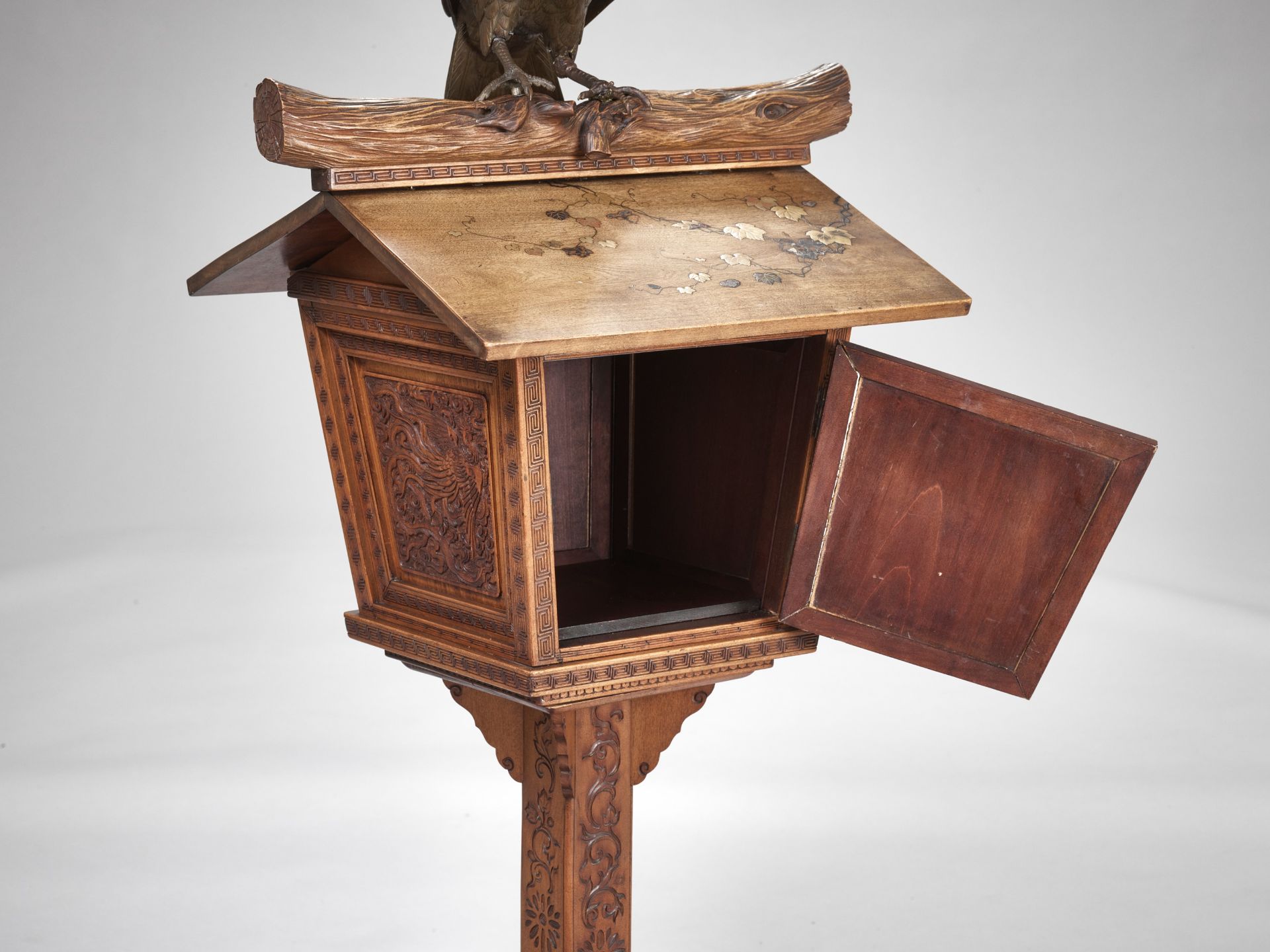 AN UNUSUAL BRONZE AND WOOD GROUP DEPICTING A HAWK ON A BIRDHOUSE - Image 10 of 10