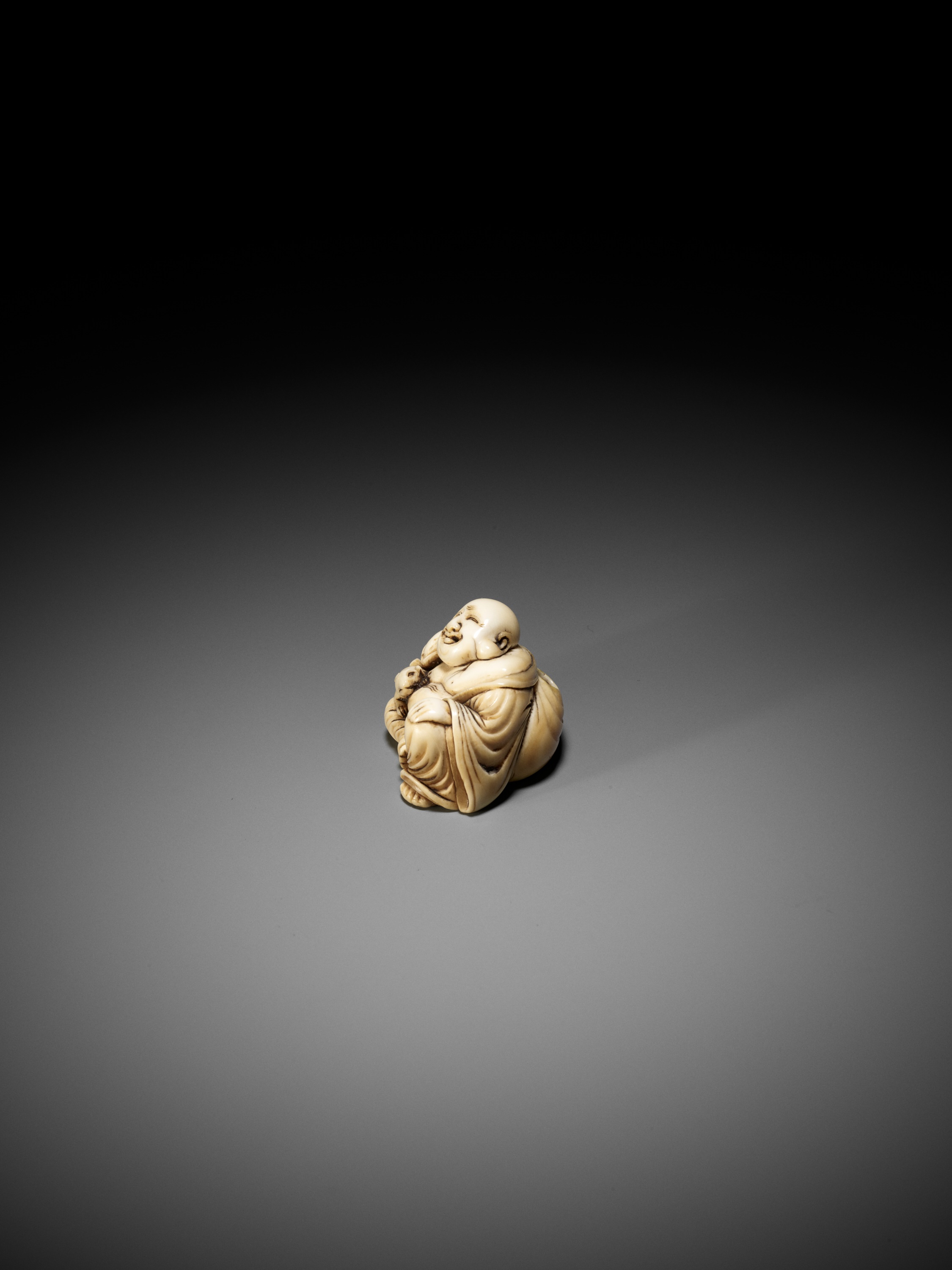 A CHARMING IVORY NETSUKE OF HOTEI WITH PUPPY - Image 5 of 12