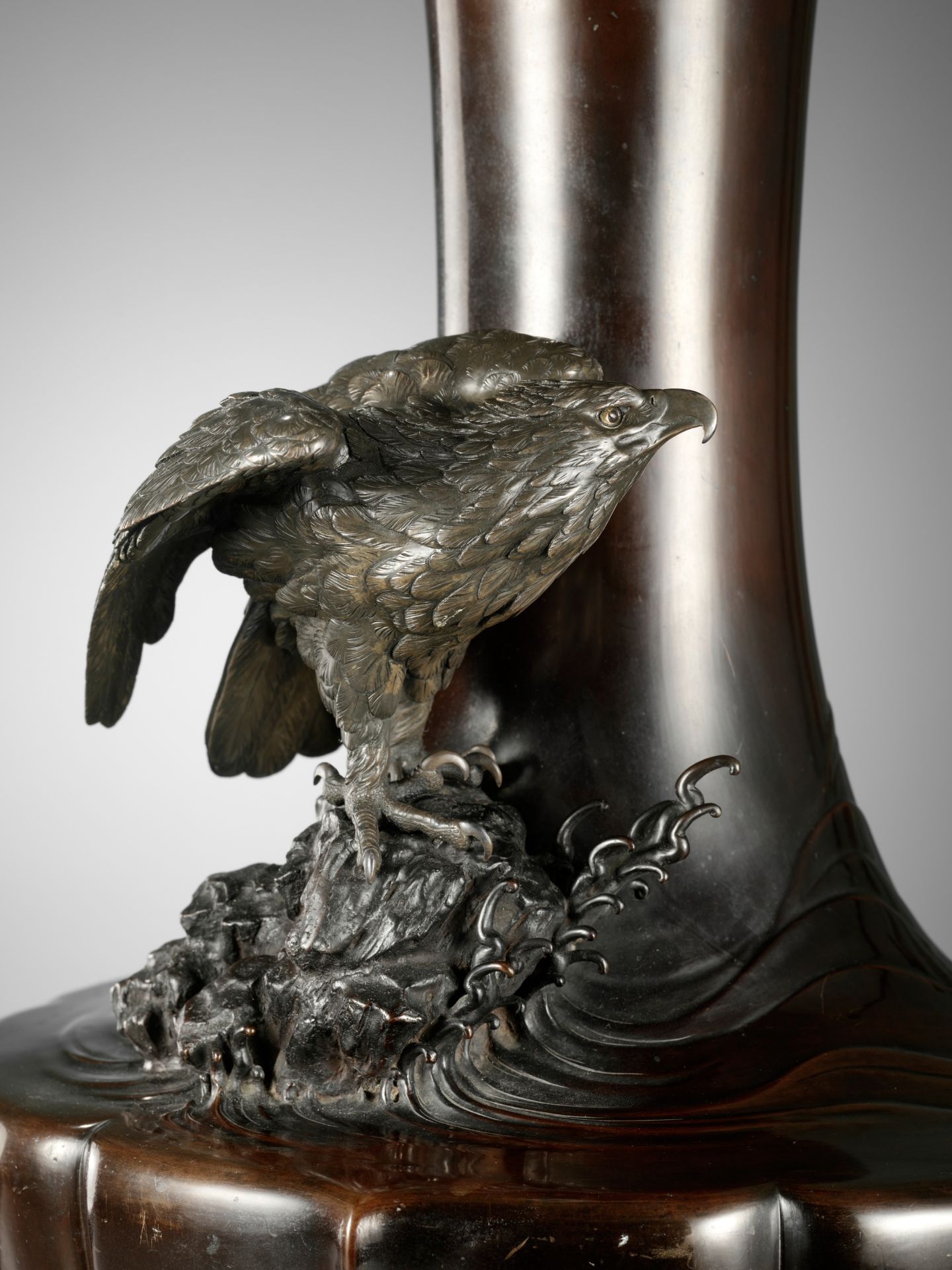 TAKAHASHI RYOUN: A MONUMENTAL BRONZE VASE WITH A SEA EAGLE - Bild 13 aus 13