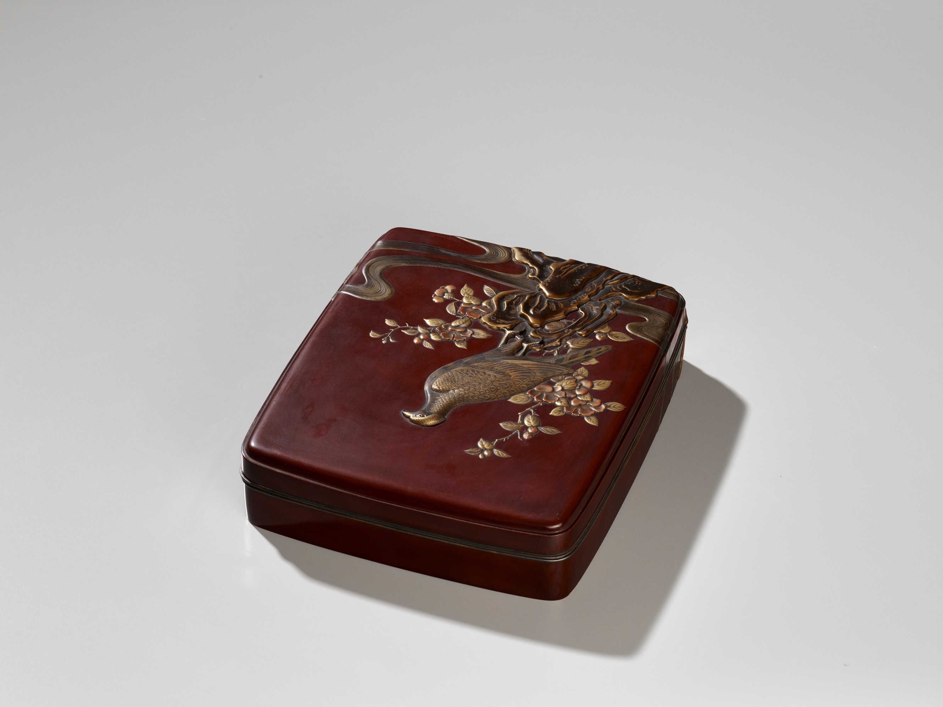 SHOGAKU: A SUPERB LACQUER SUZURIBAKO DEPICTING AN AUTUMNAL SCENE WITH FALCON AND SPARROWS - Image 10 of 14