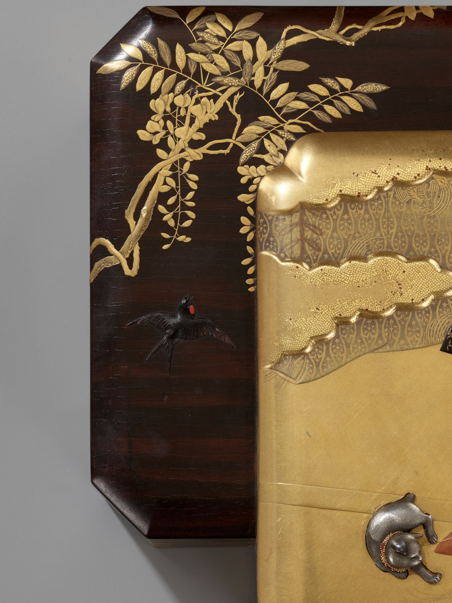 AN INLAID LACQUER BOX AND COVER WITH THE THIRD PRINCESS AND HER CAT FROM THE TALE OF GENJI - Image 8 of 13