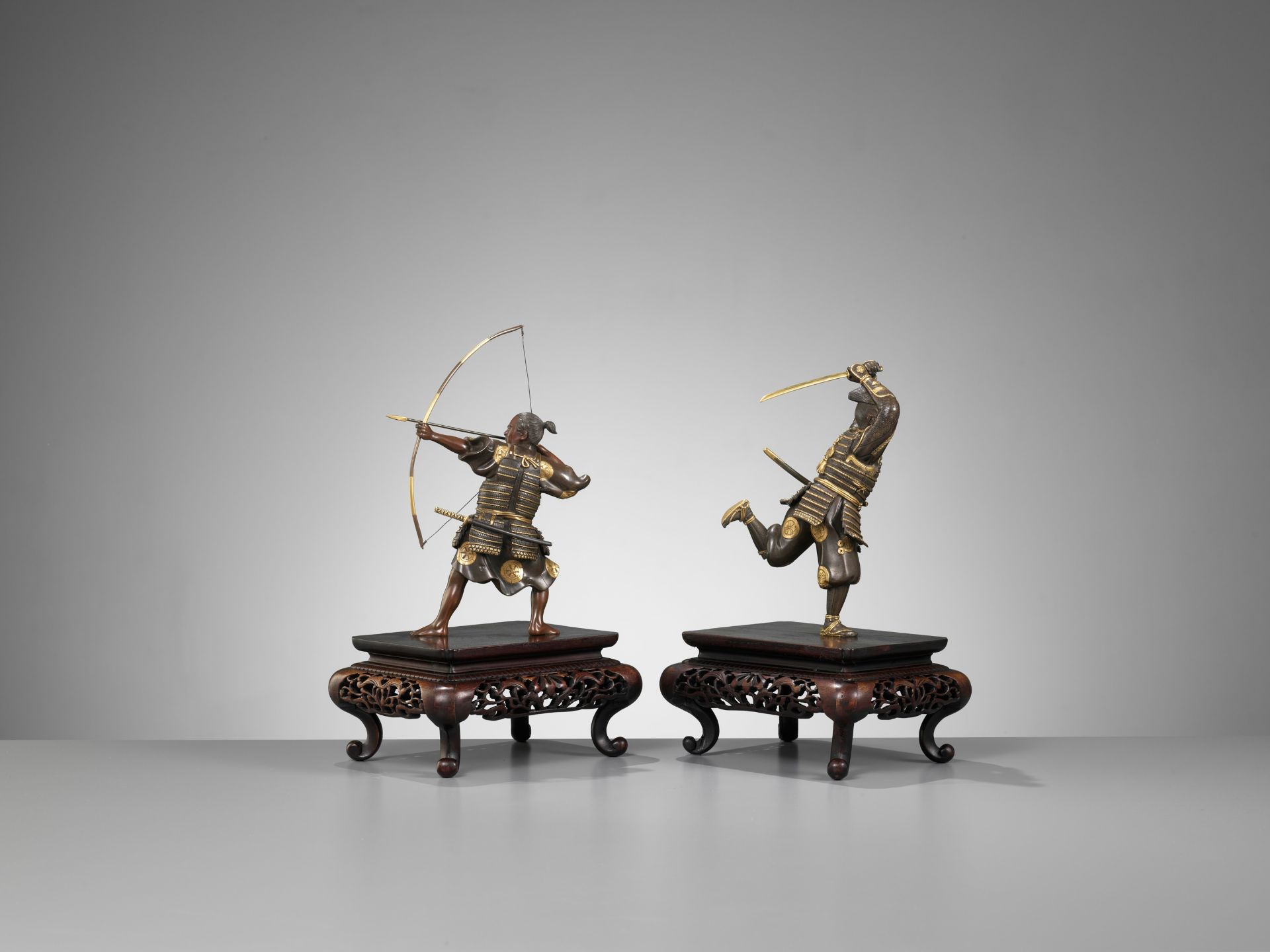 A PAIR OF PARCEL-GILT BRONZE FIGURES DEPICTING SAMURAI WARRIORS - Bild 14 aus 17