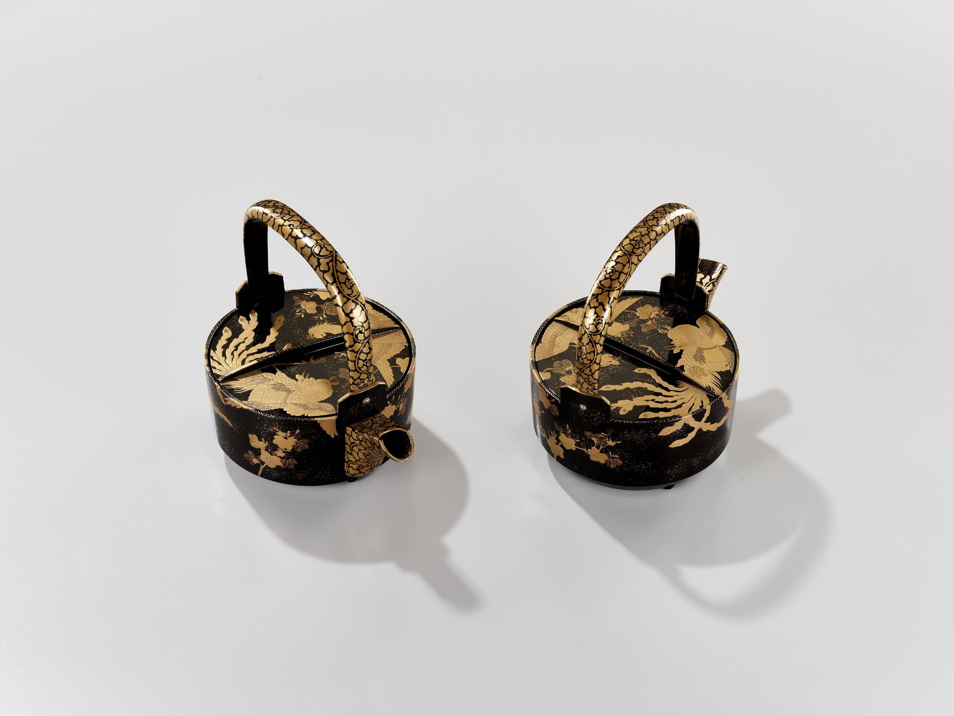 A PAIR OF BLACK AND GOLD LACQUER CHOSHI (SAKE EWERS) AND COVERS - Image 9 of 11