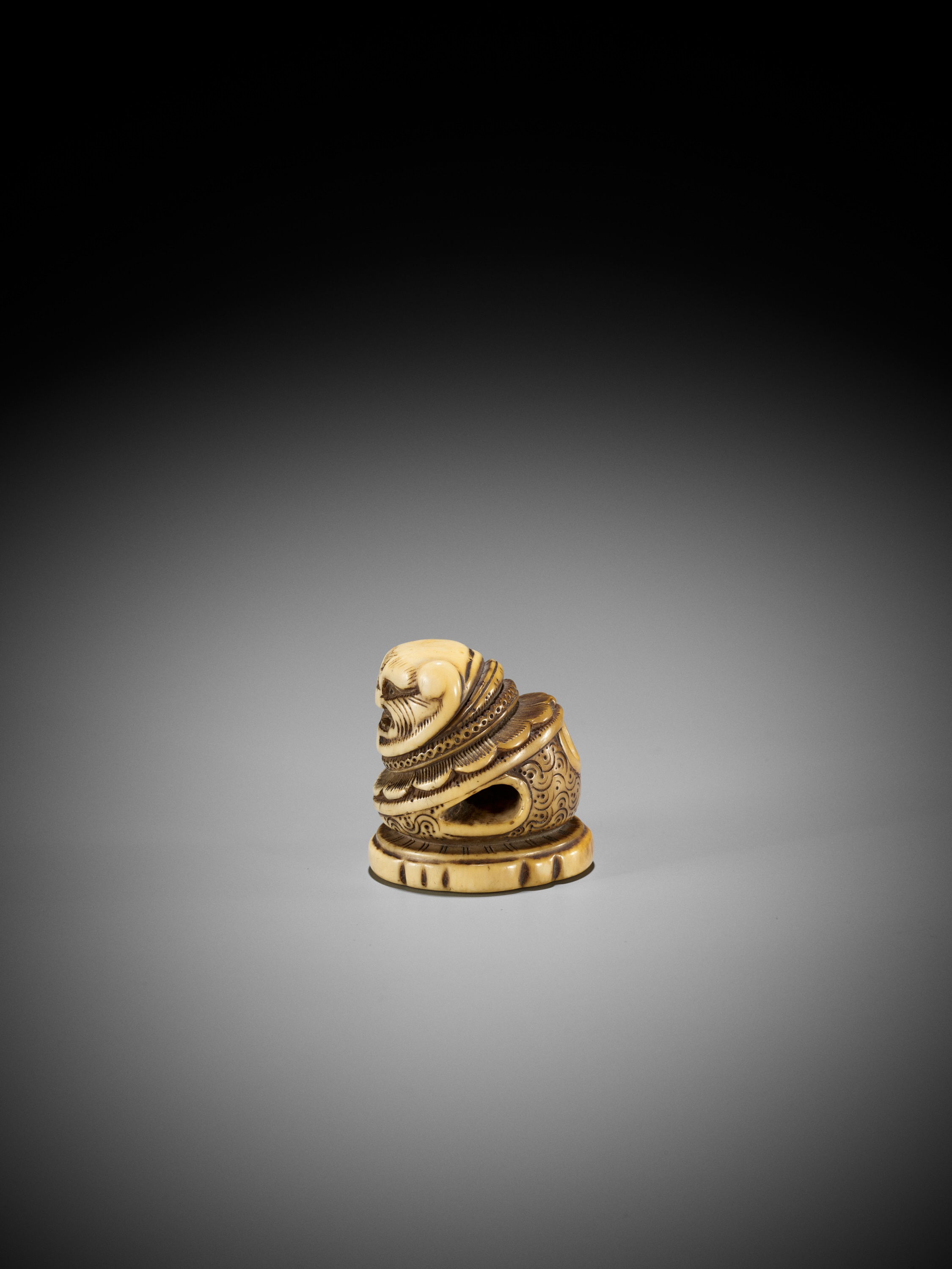 A RARE IVORY 'SILK SEAL' TYPE NETSUKE OF A FOREIGNER - Image 4 of 11