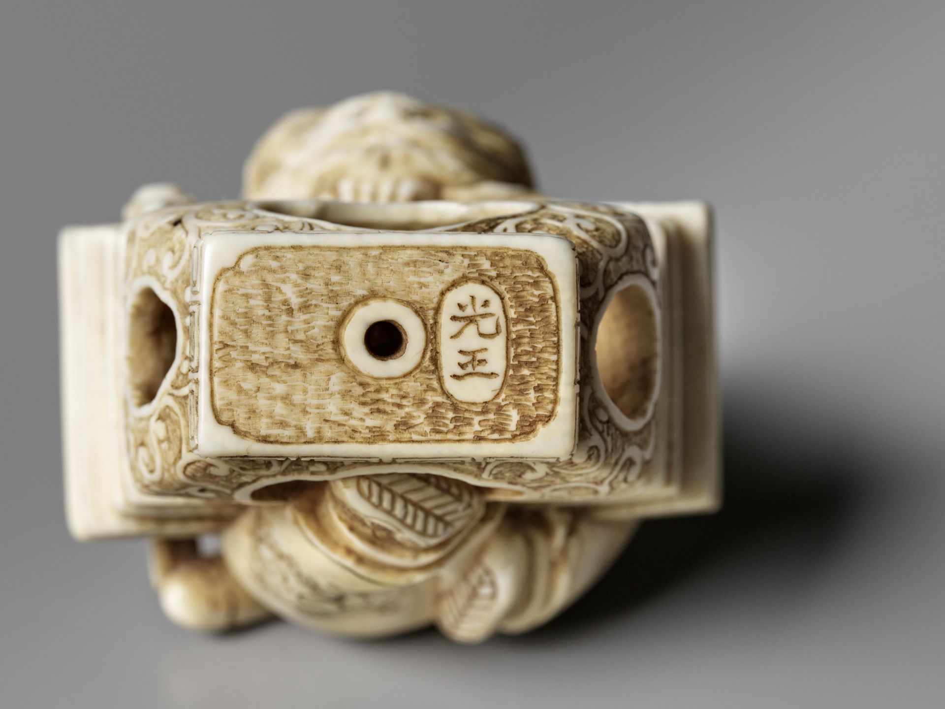 KOGYOKU: AN IVORY NETSUKE OF SHOKI AND ONI - Bild 10 aus 11