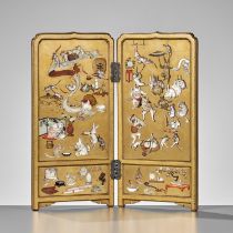 A RARE AND SUPERB SHIBAYAMA-STYLE INLAID GOLD LACQUER TABLE SCREEN WITH KYOSAI'S ANIMAL CIRCUS