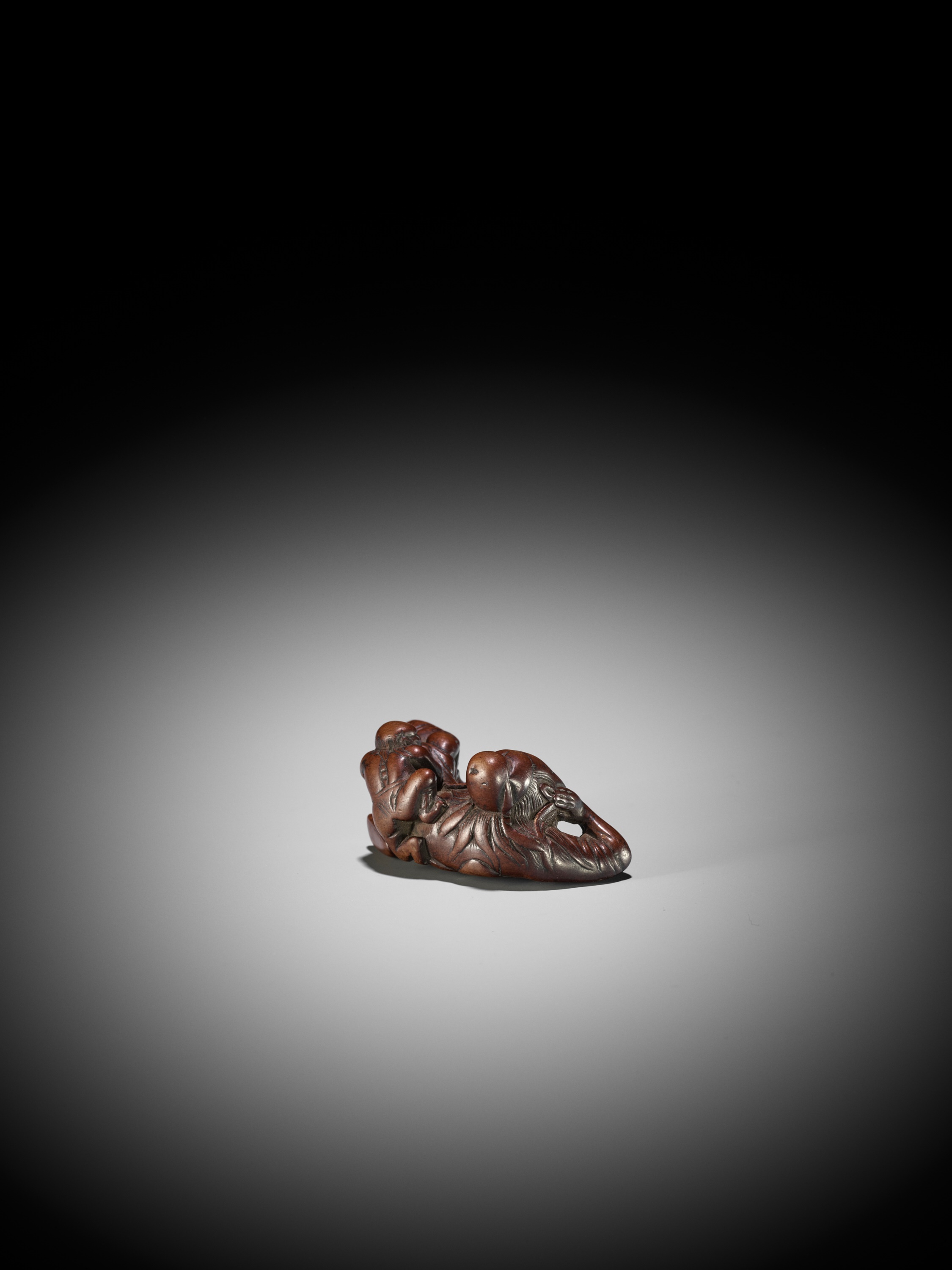 A RARE WOOD MITATE NETSUKE OF SHOKI AND ONI - Image 9 of 10