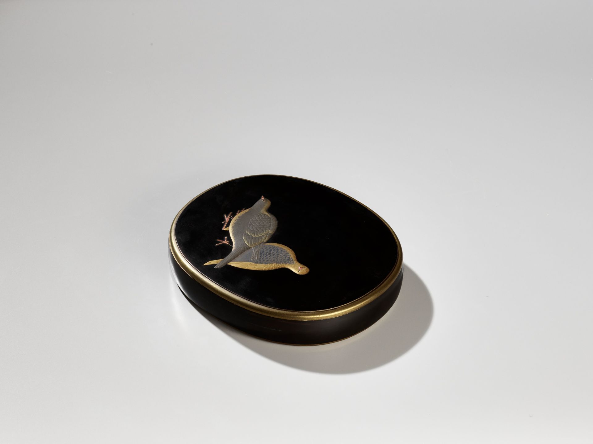 A FINE LACQUER SUZURIBAKO DEPICTING A PAIR OF PIGEONS - Image 11 of 11