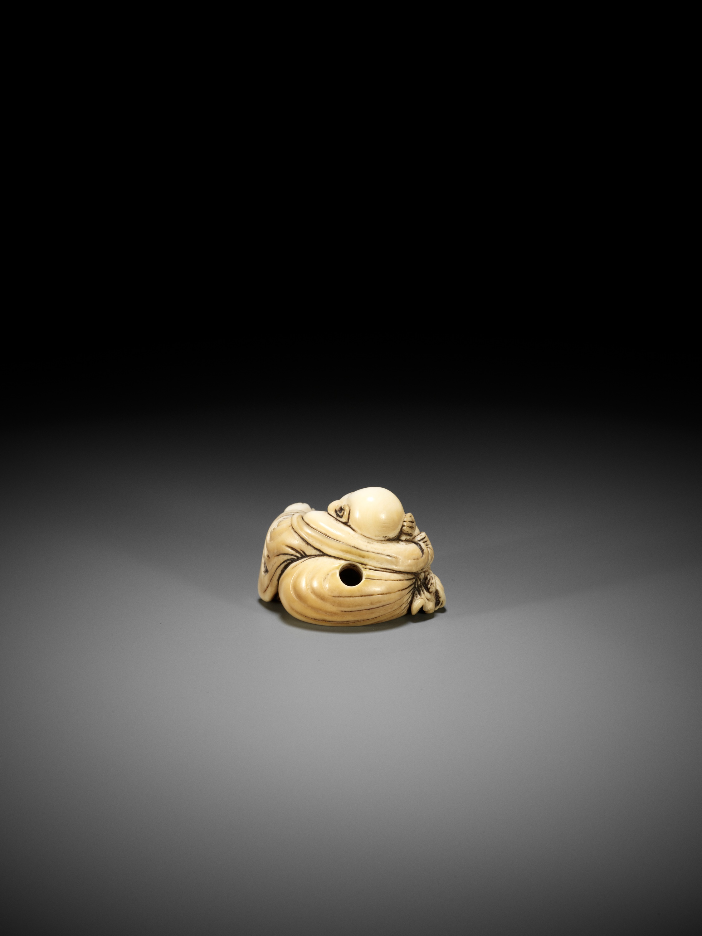 A CHARMING IVORY NETSUKE OF HOTEI WITH PUPPY - Image 11 of 12