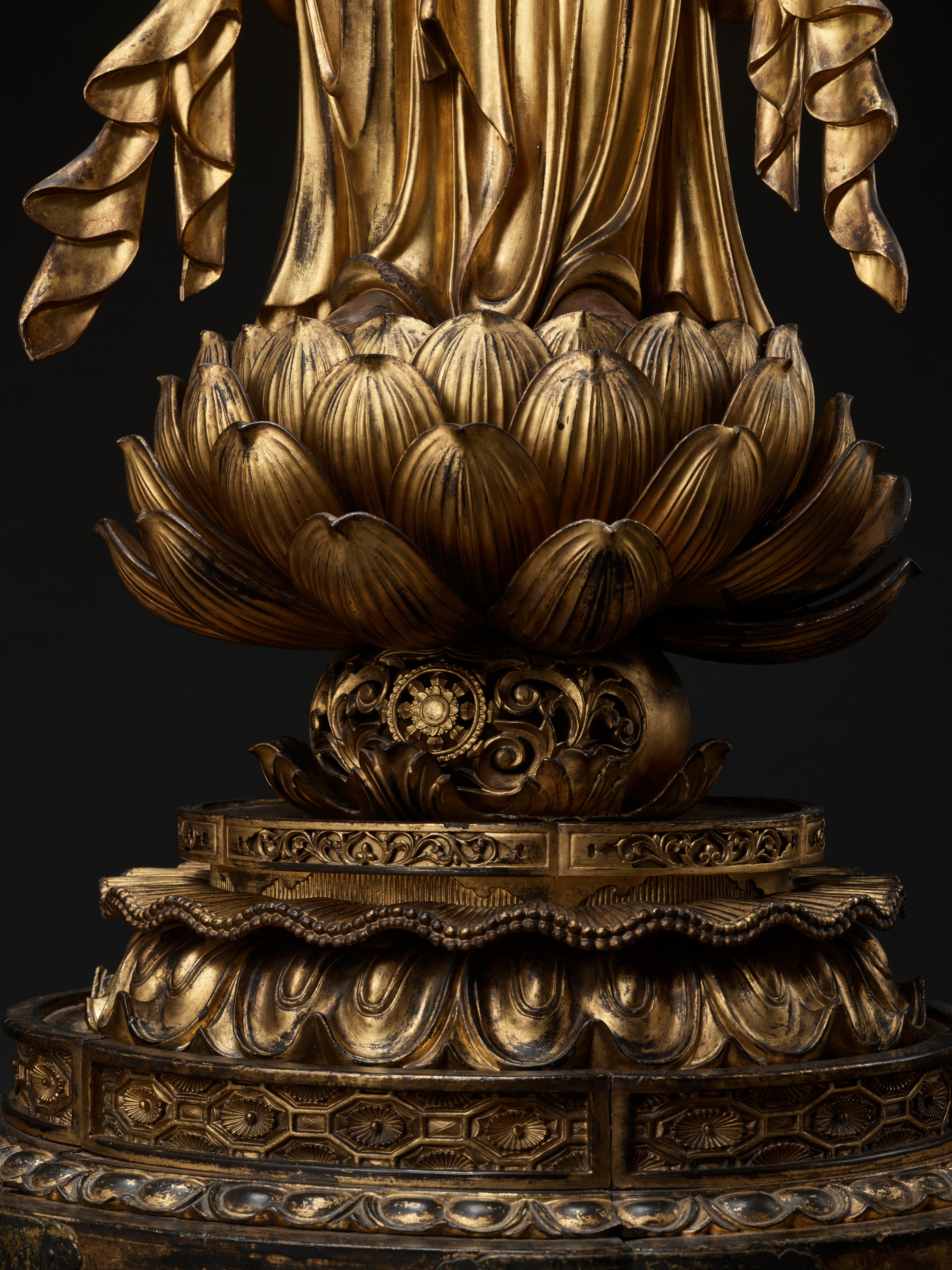 AN EXCEPTIONAL AND MONUMENTAL GILT WOOD FIGURE OF SEISHI BOSATSU - Image 5 of 18