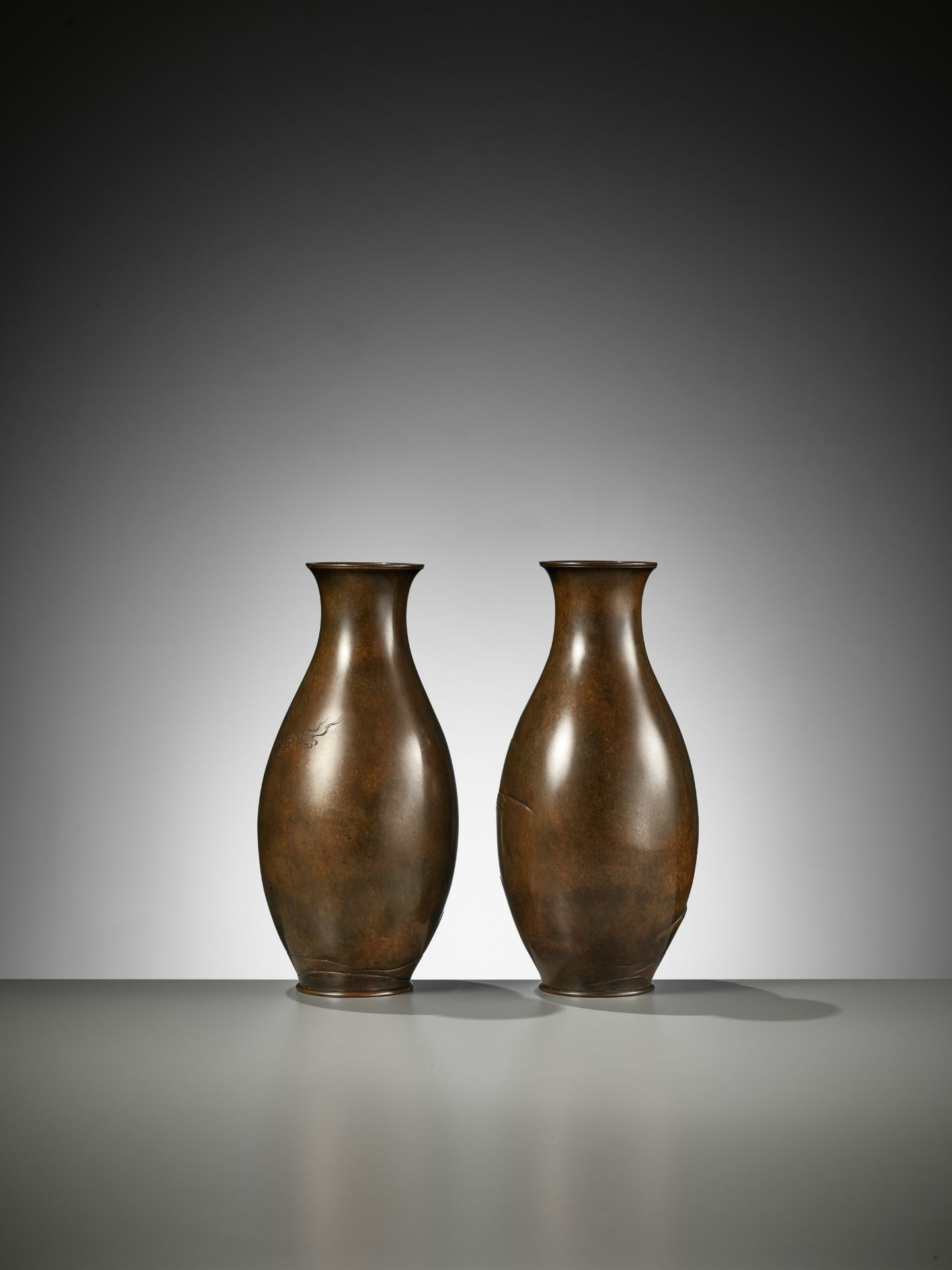 CHOMIN: A SUPERB PAIR OF INLAID BRONZE VASES WITH MINOGAME AND GEESE - Bild 7 aus 11